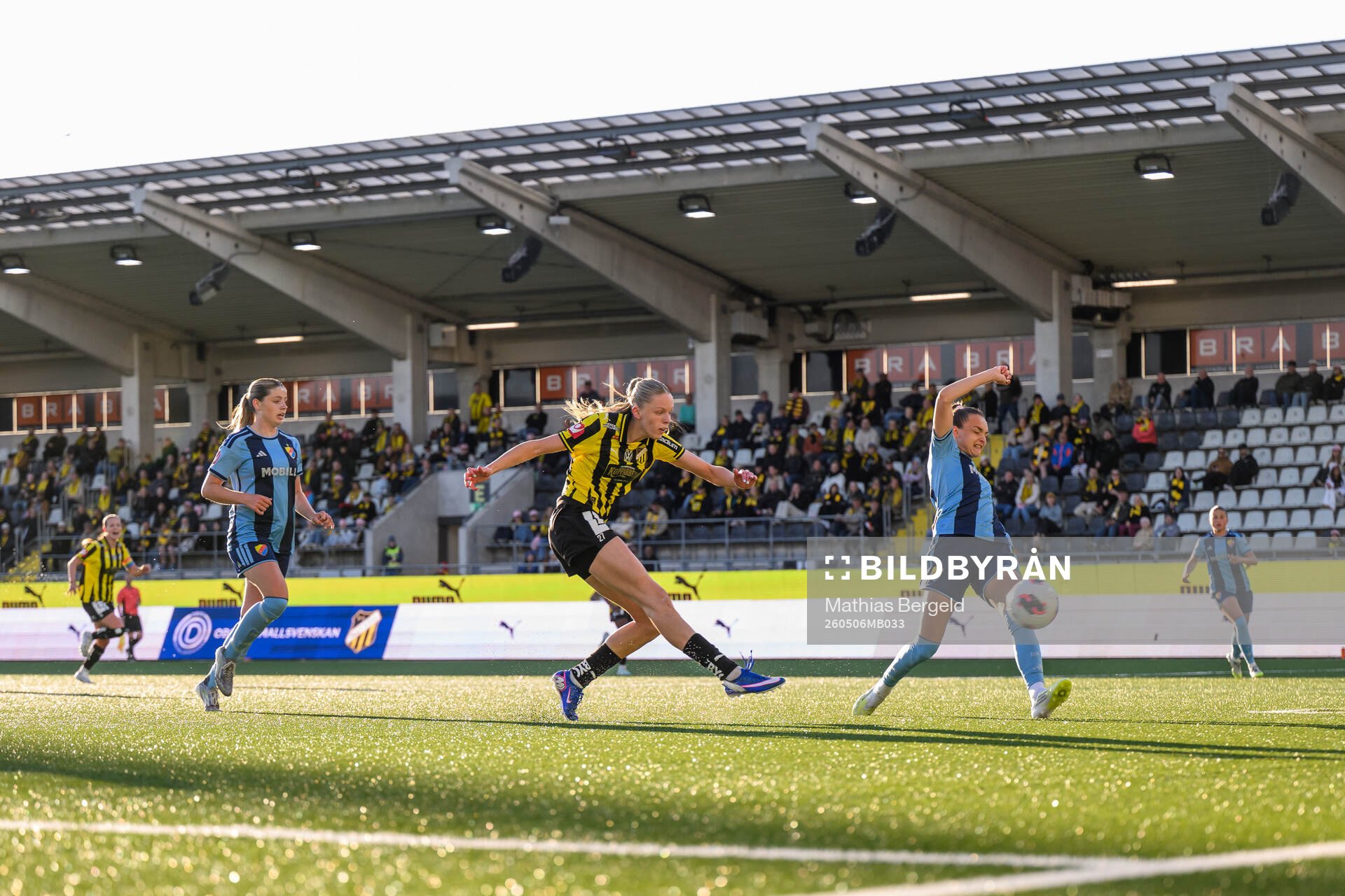 Häckens Thelma Pálmadottir och Djurgårdens Selma Larsen