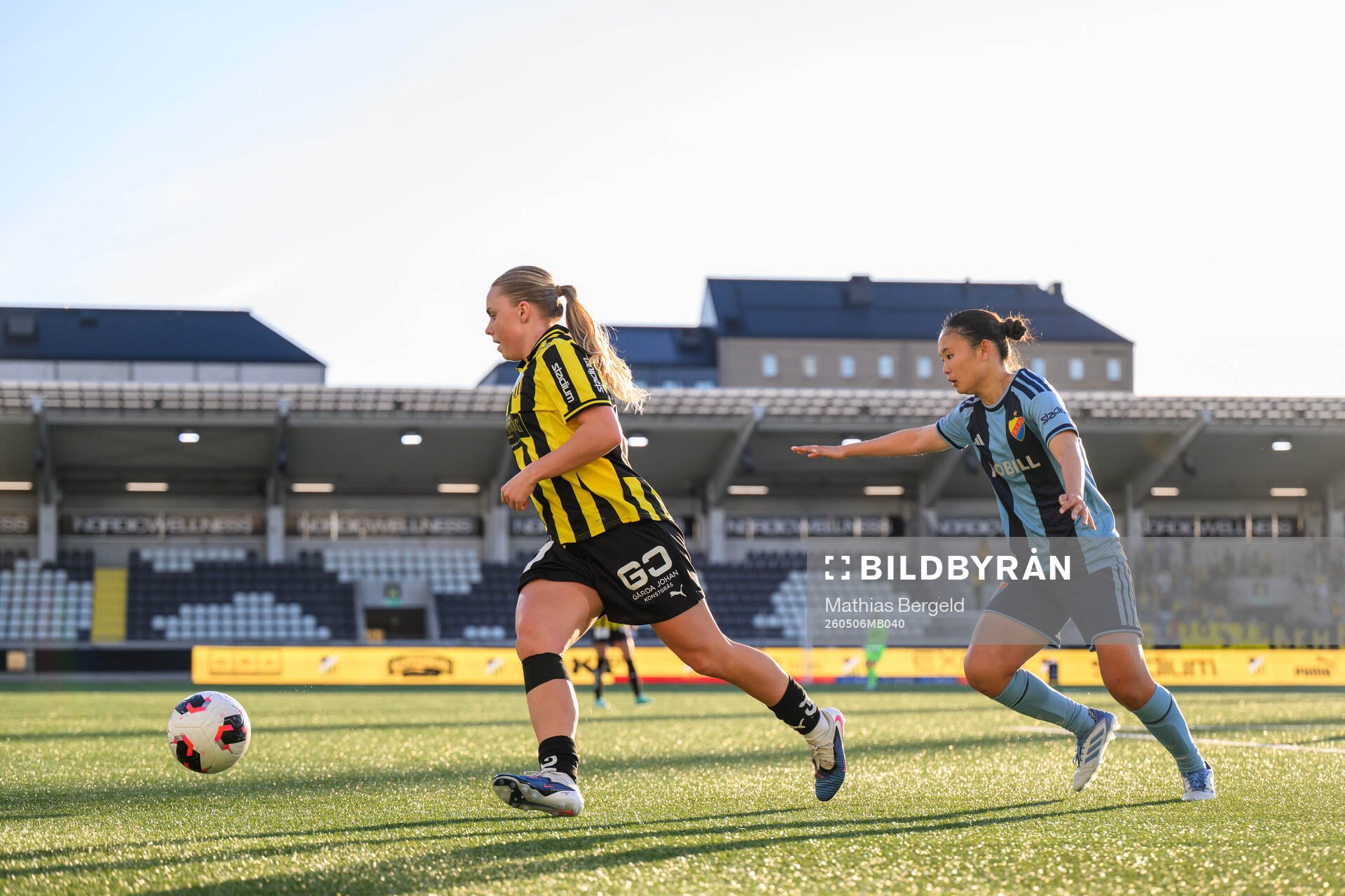 Häckens Pernille Sanvig och Djurgårdens Urara Watanabe