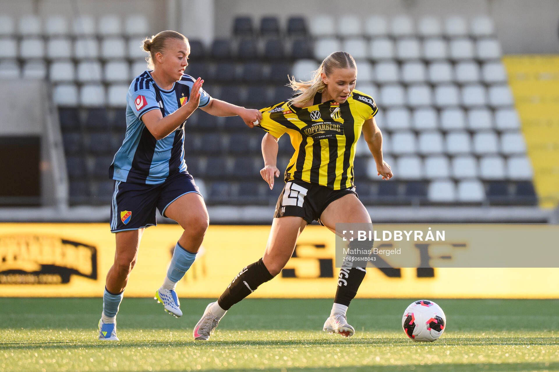 Djurgårdens Elin Westlund och Häckens Tilde Karlsson