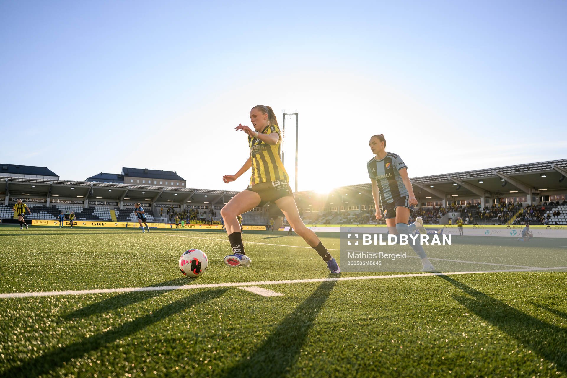 Häckens Thelma Pálmadottir och Djurgårdens Selma Larsen