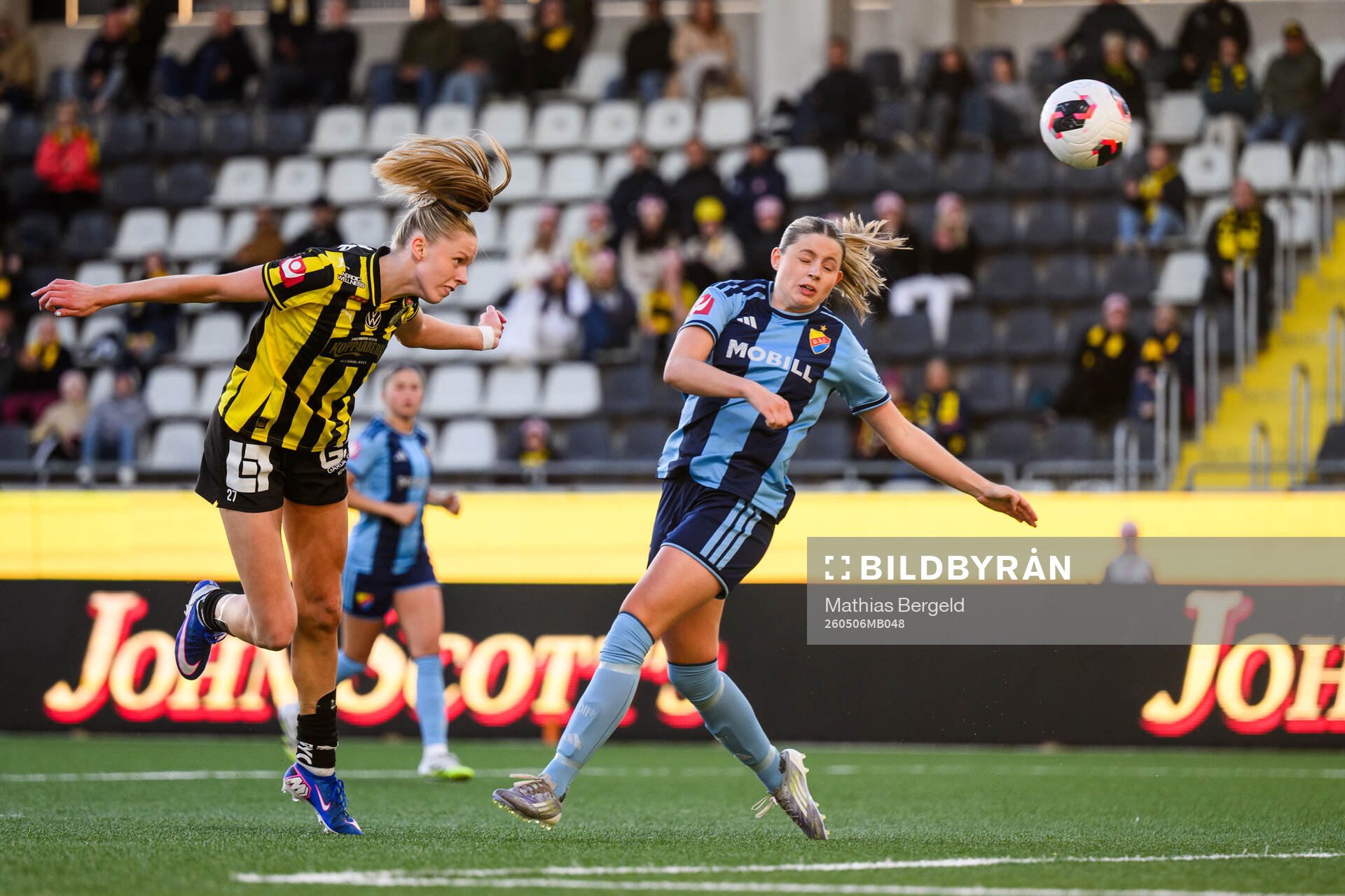 Häckens Thelma Pálmadottir och Djurgårdens Emma Holmqvist
