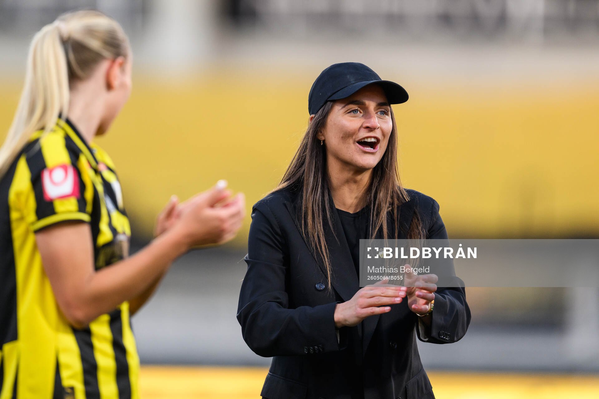 Häckens tränare Elena Sadiku jublar