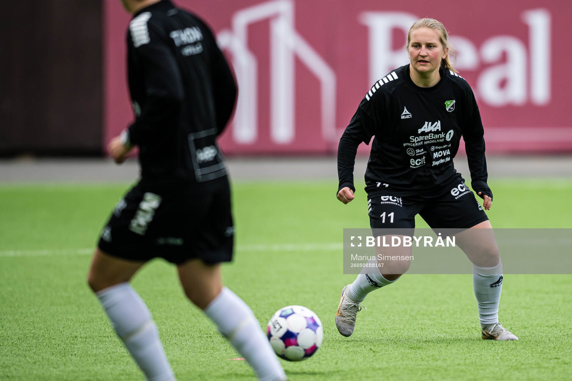 Synne Kristine Nilssen Hamborg of Hønefoss warms up