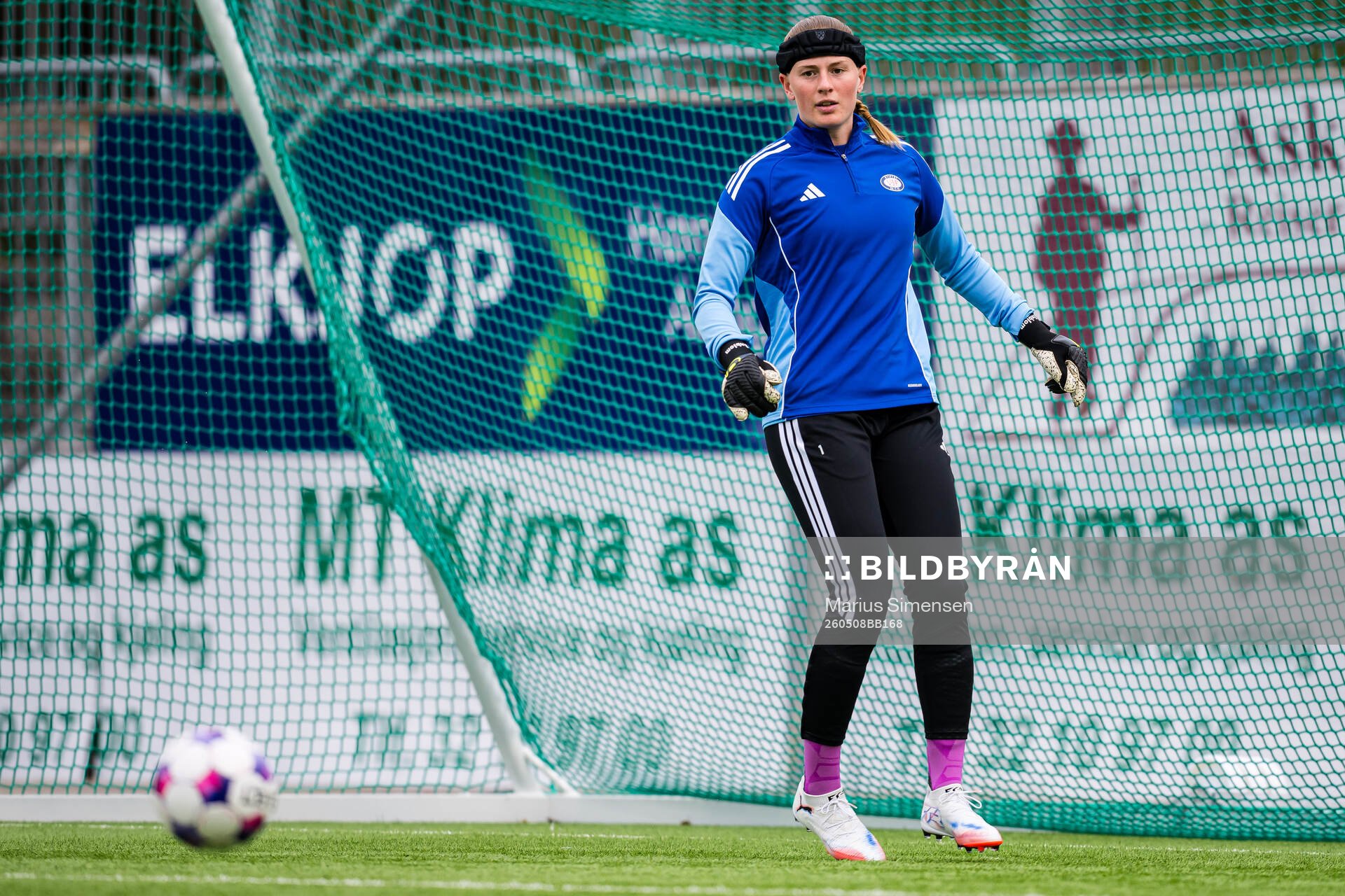 Goalkeeper Tove Enblom of Vålerenga warms up