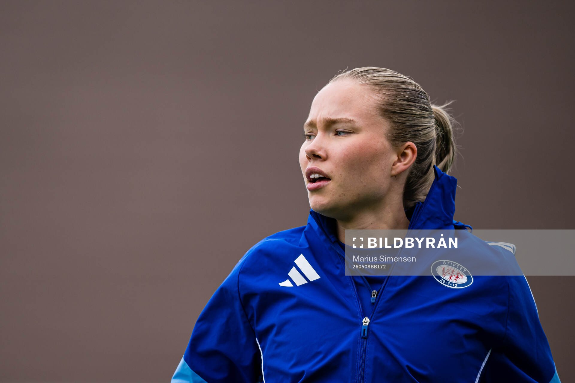 Arna Eiriksdottir of Vålerenga warms up