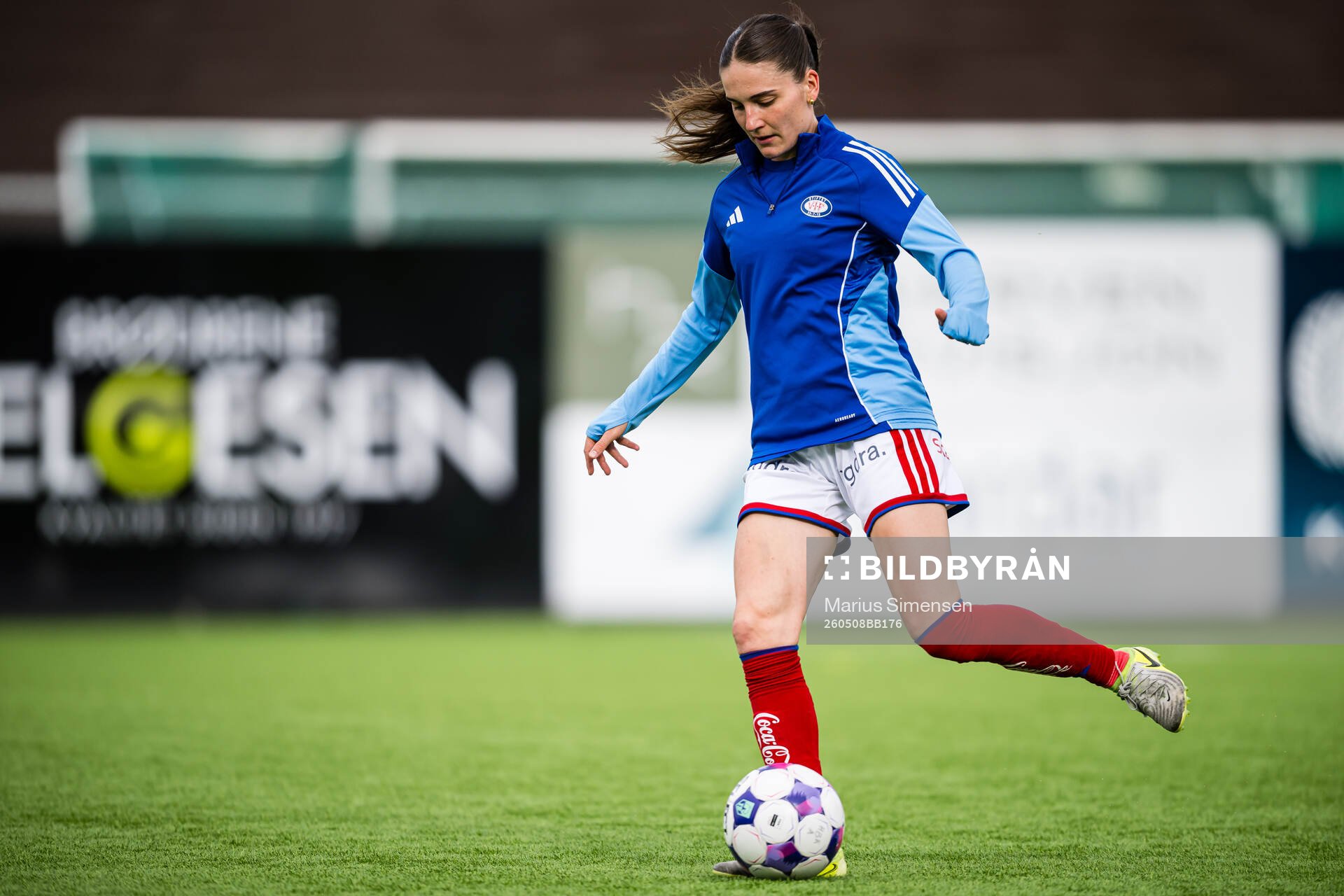 Naina Maria Inauen of Vålerenga warms up