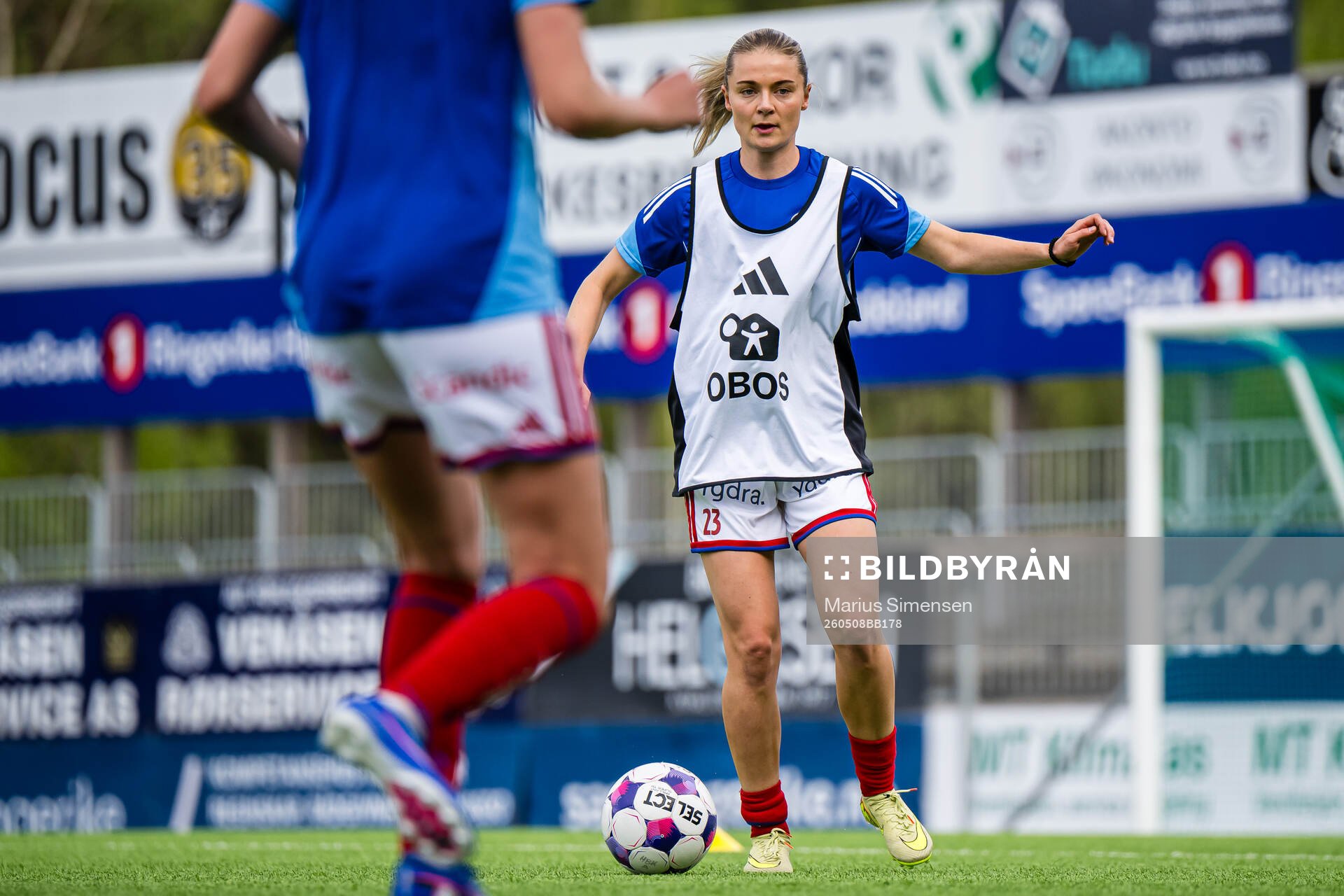 Eline Hegg of Vålerenga warms up