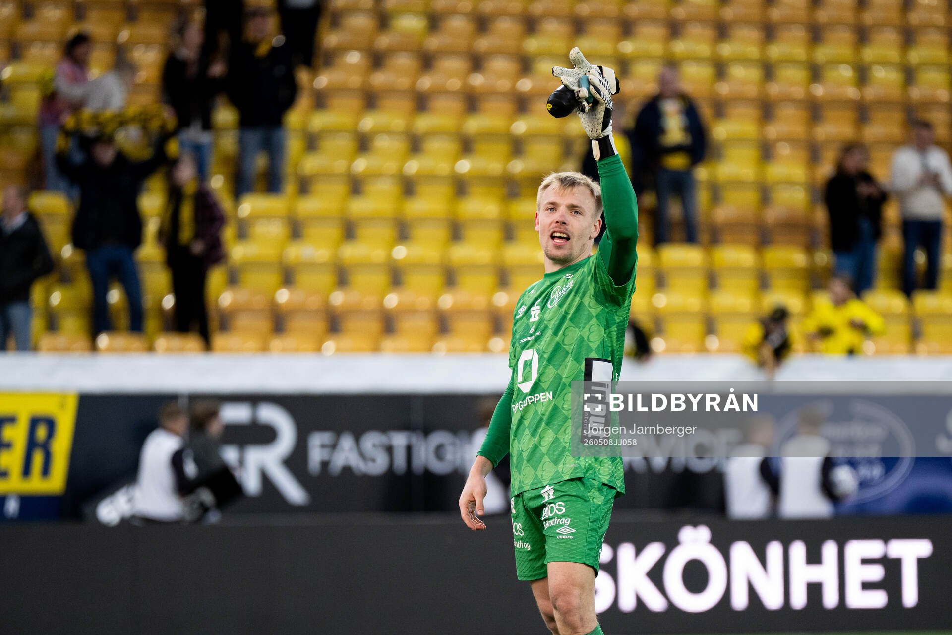 Elfsborgs målvakt Isak Pettersson jublar