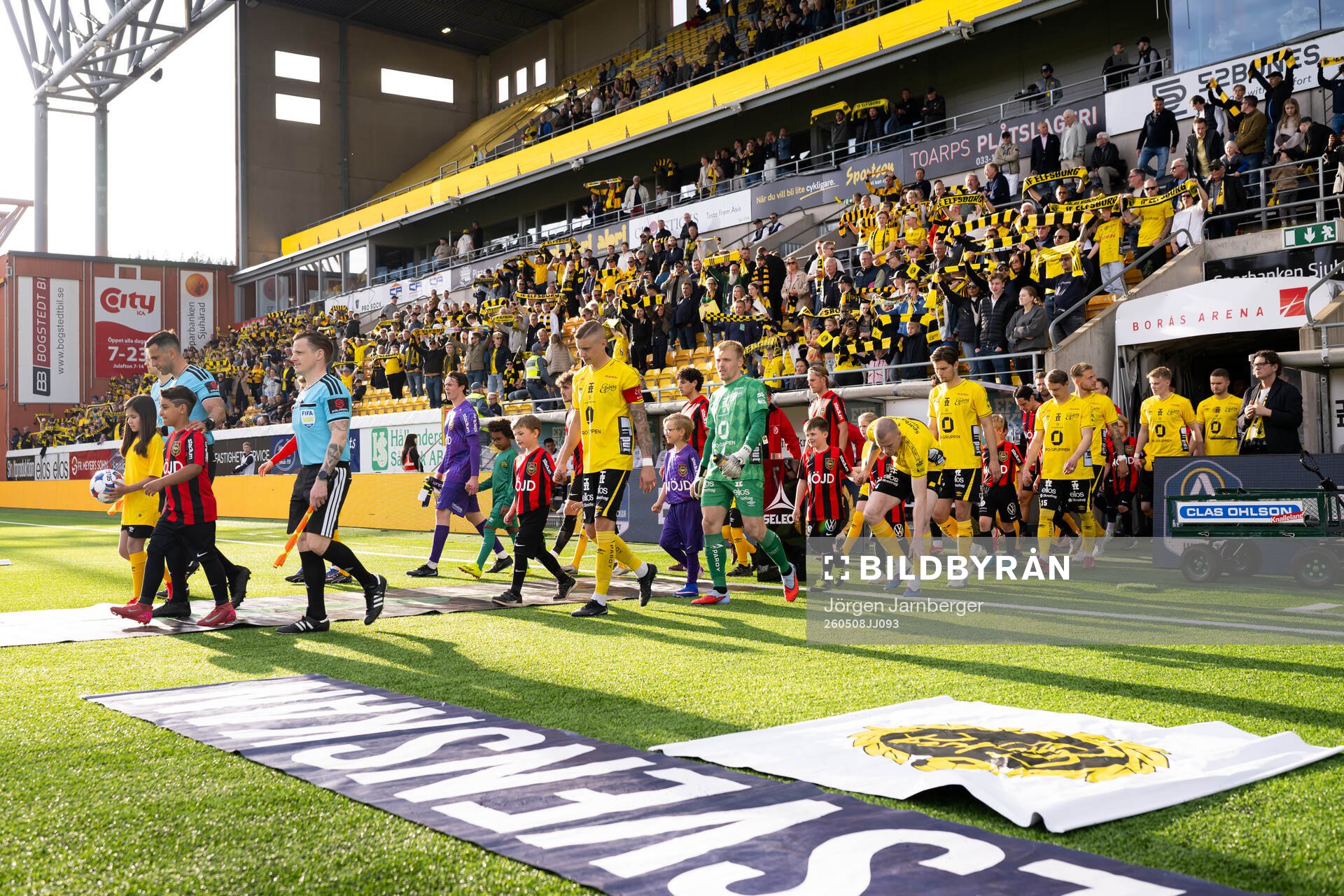 Lagen kommer in på arenan