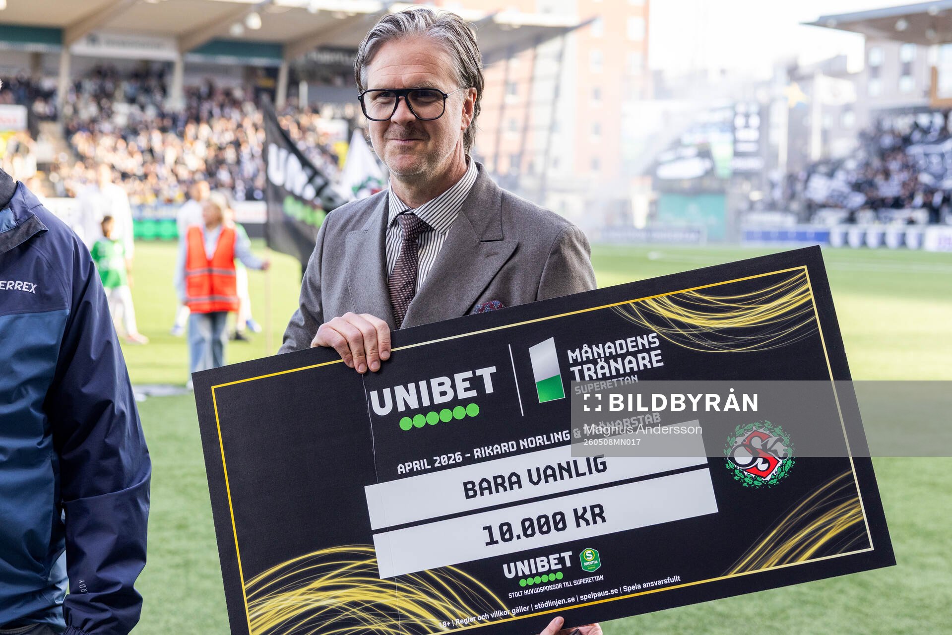 Örebros tränare Rikard Norling tar emot pris som