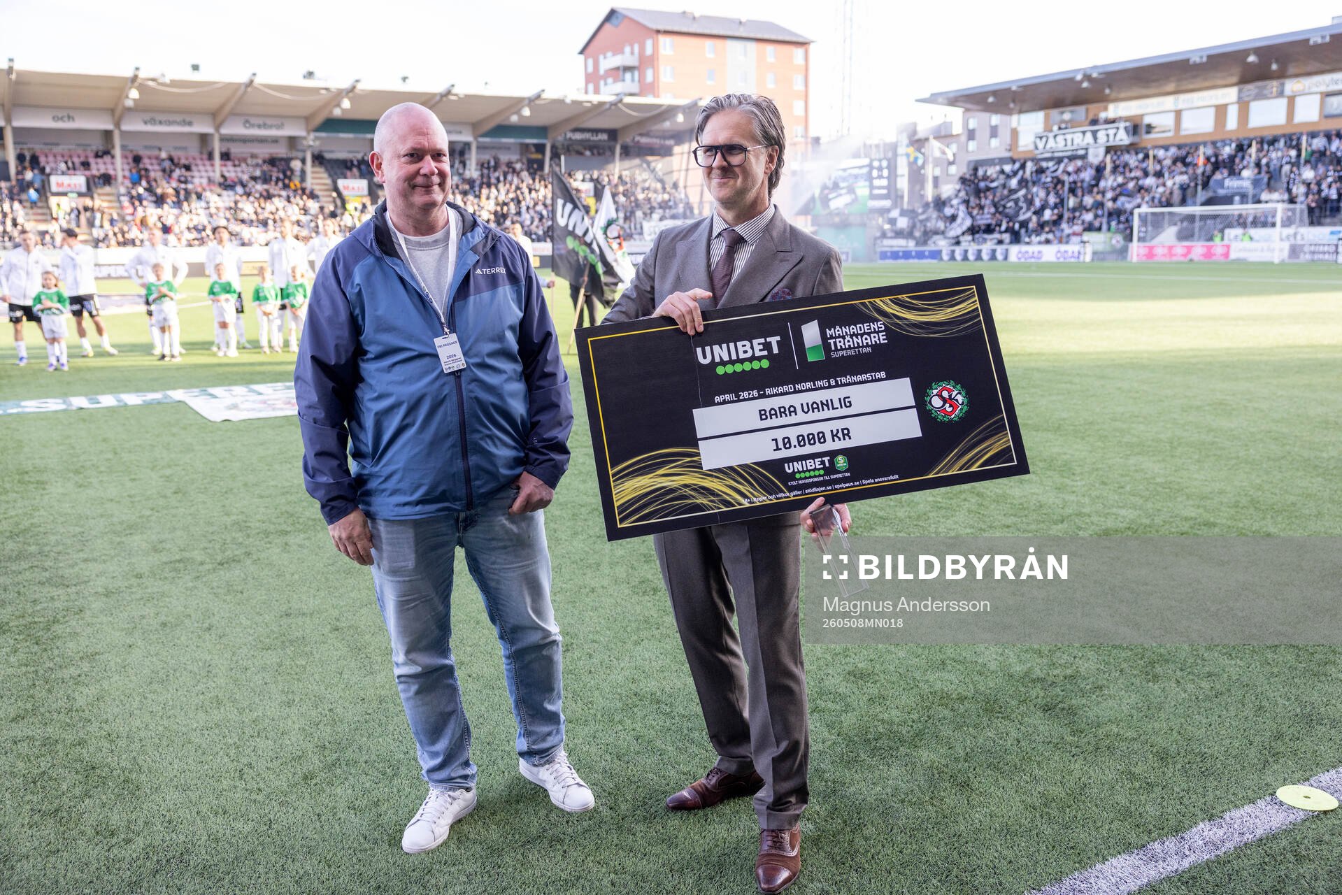 Örebros tränare Rikard Norling tar emot pris som