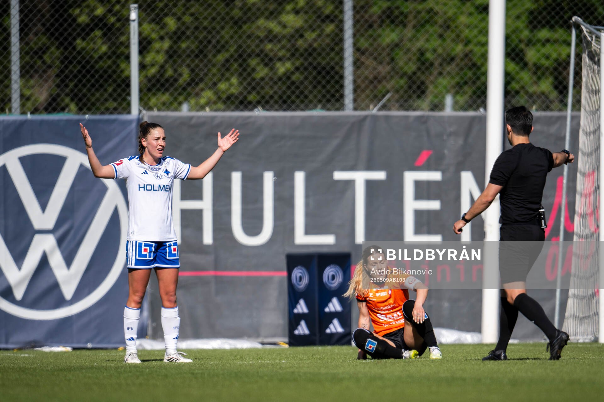 Domare Dino Demo visar straff medan IFK Norrköpings