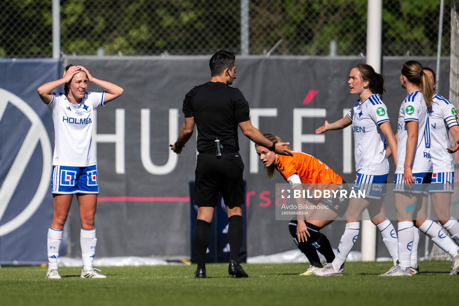 Domare Dino Demo visar straff medan IFK Norrköpings