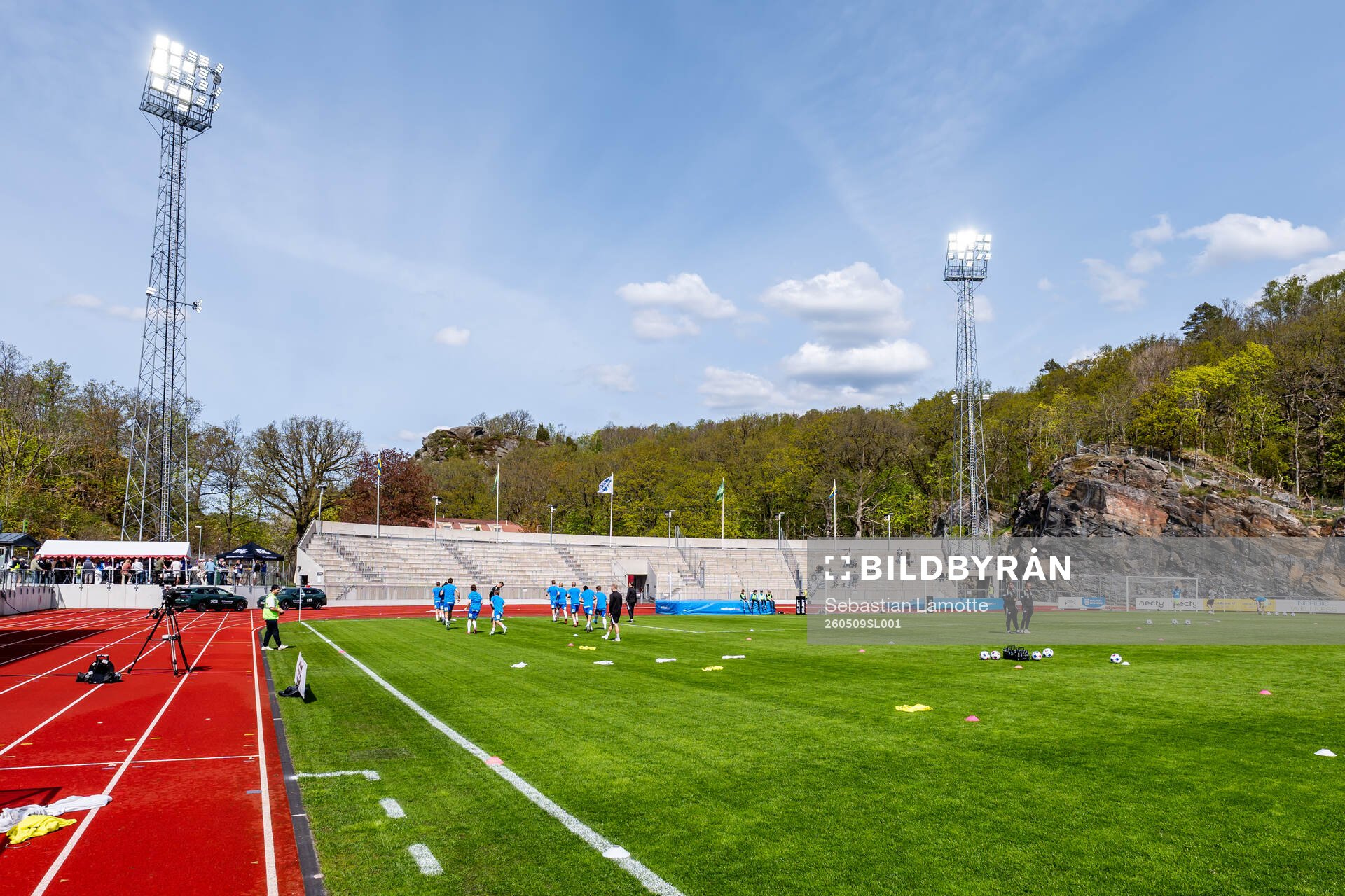 Lagen värmer upp inne på planen
