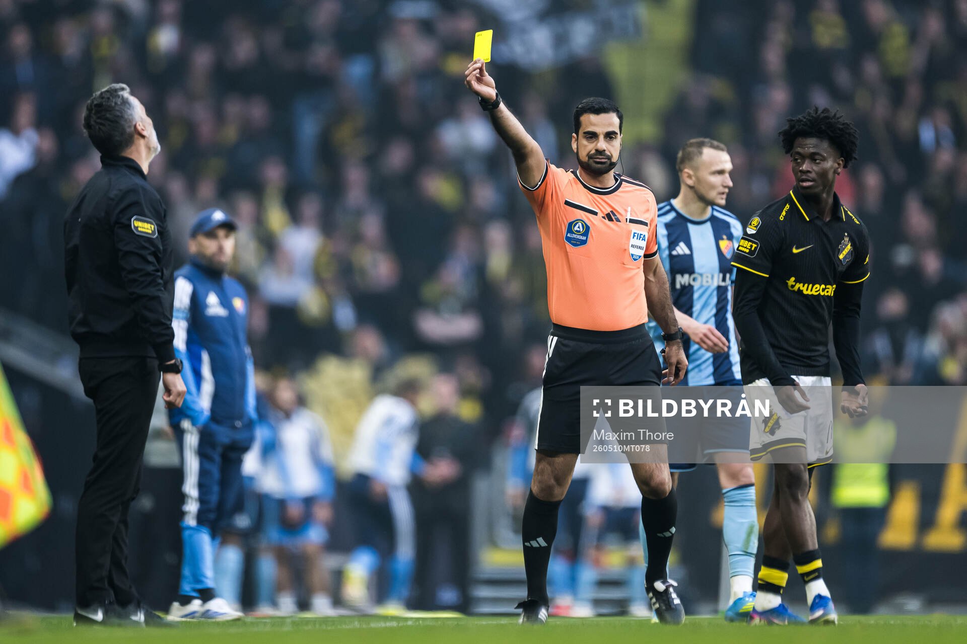 AIKs tränare José Riveiro får en varning av Domare