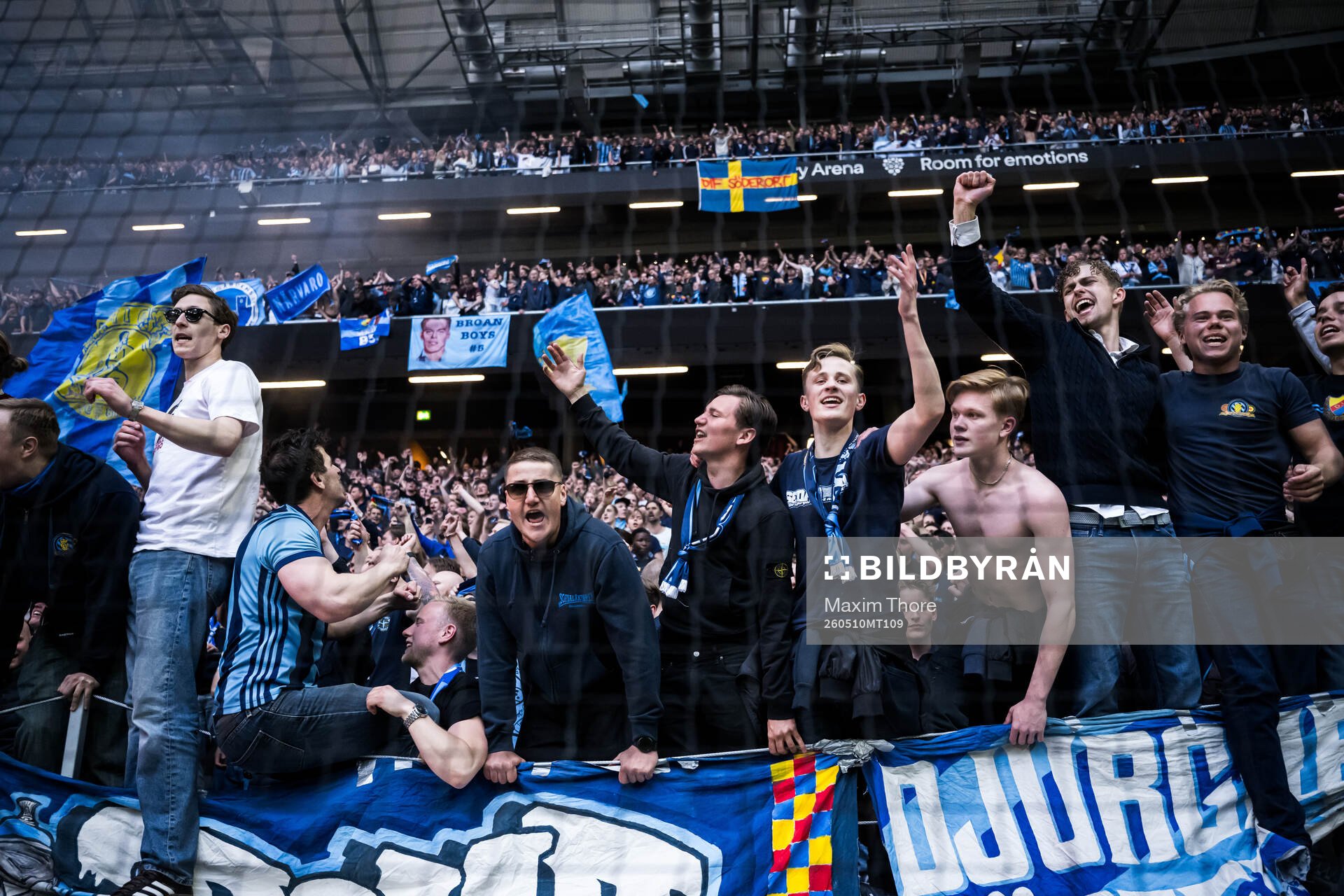 Djurgårdens supportrar jublar fotbollsmatchen i