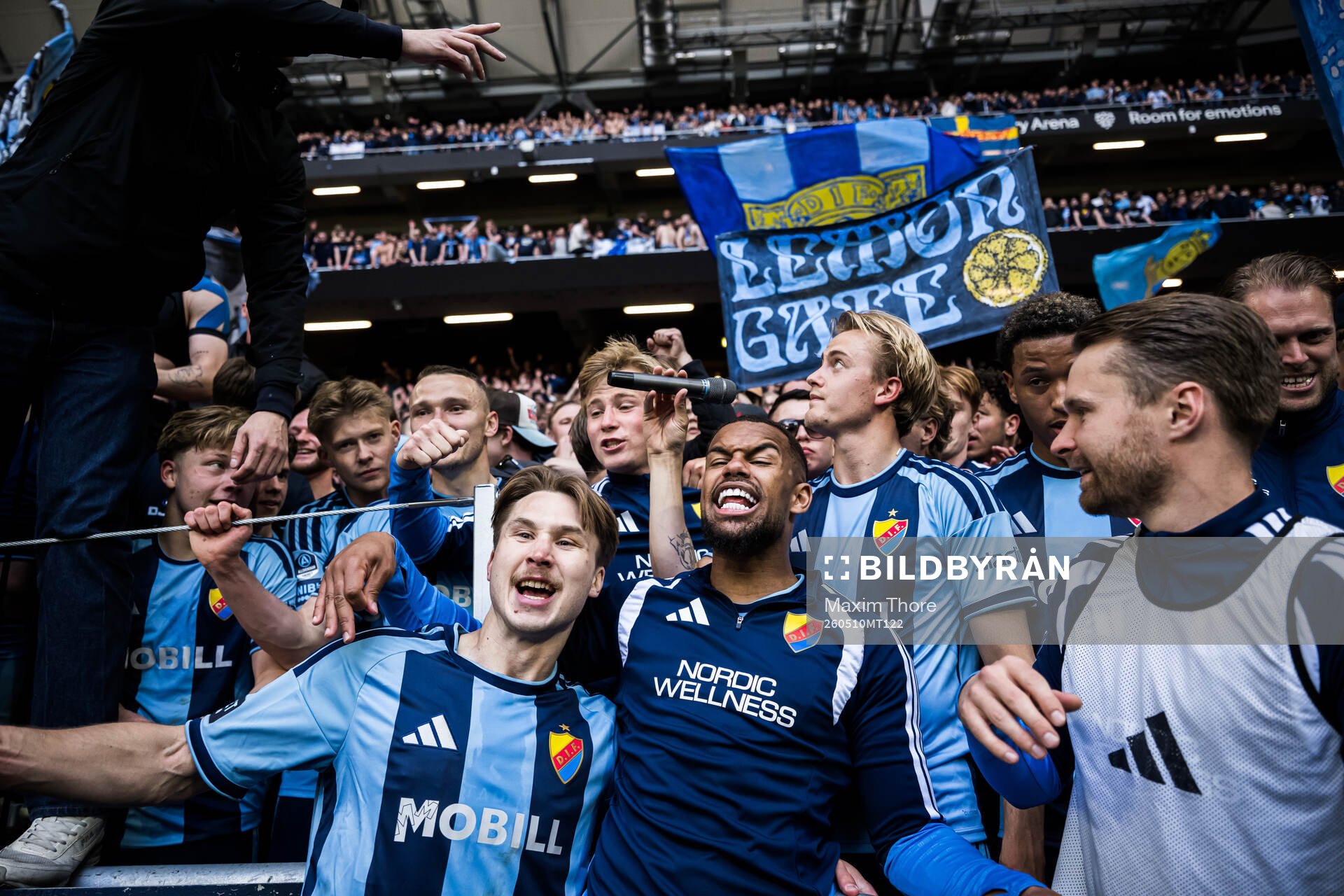 Djurgårdens jublar med supportrar