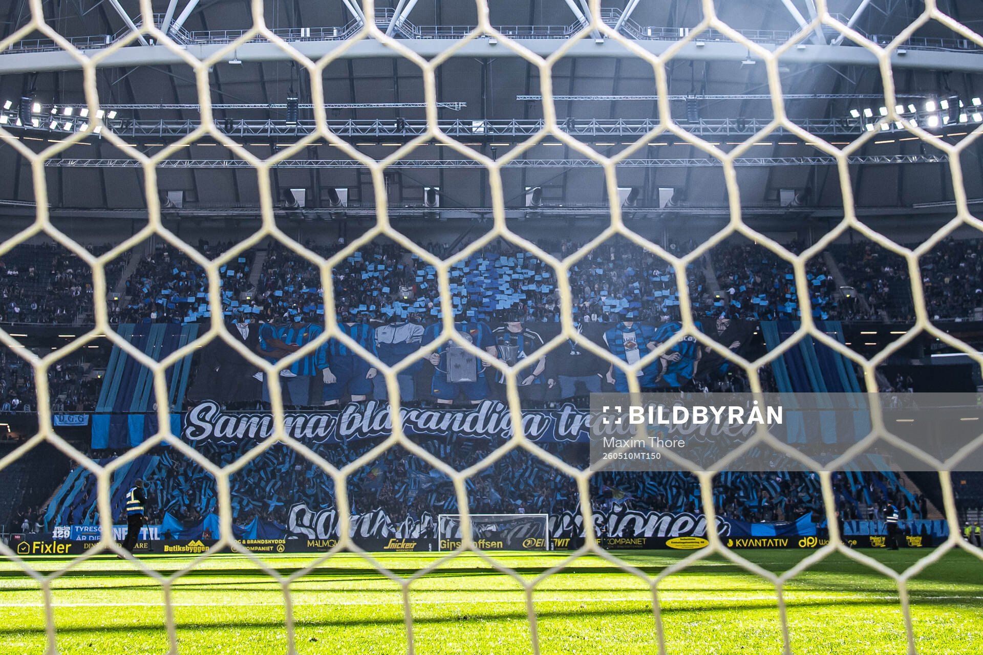 Djurgårdens supportrar med ett tifo