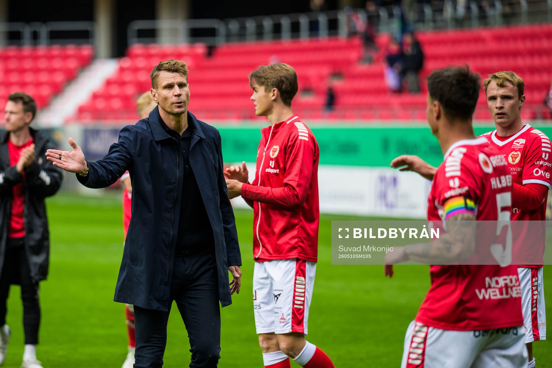 Kalmars huvudtränare Toni Koskela jublar