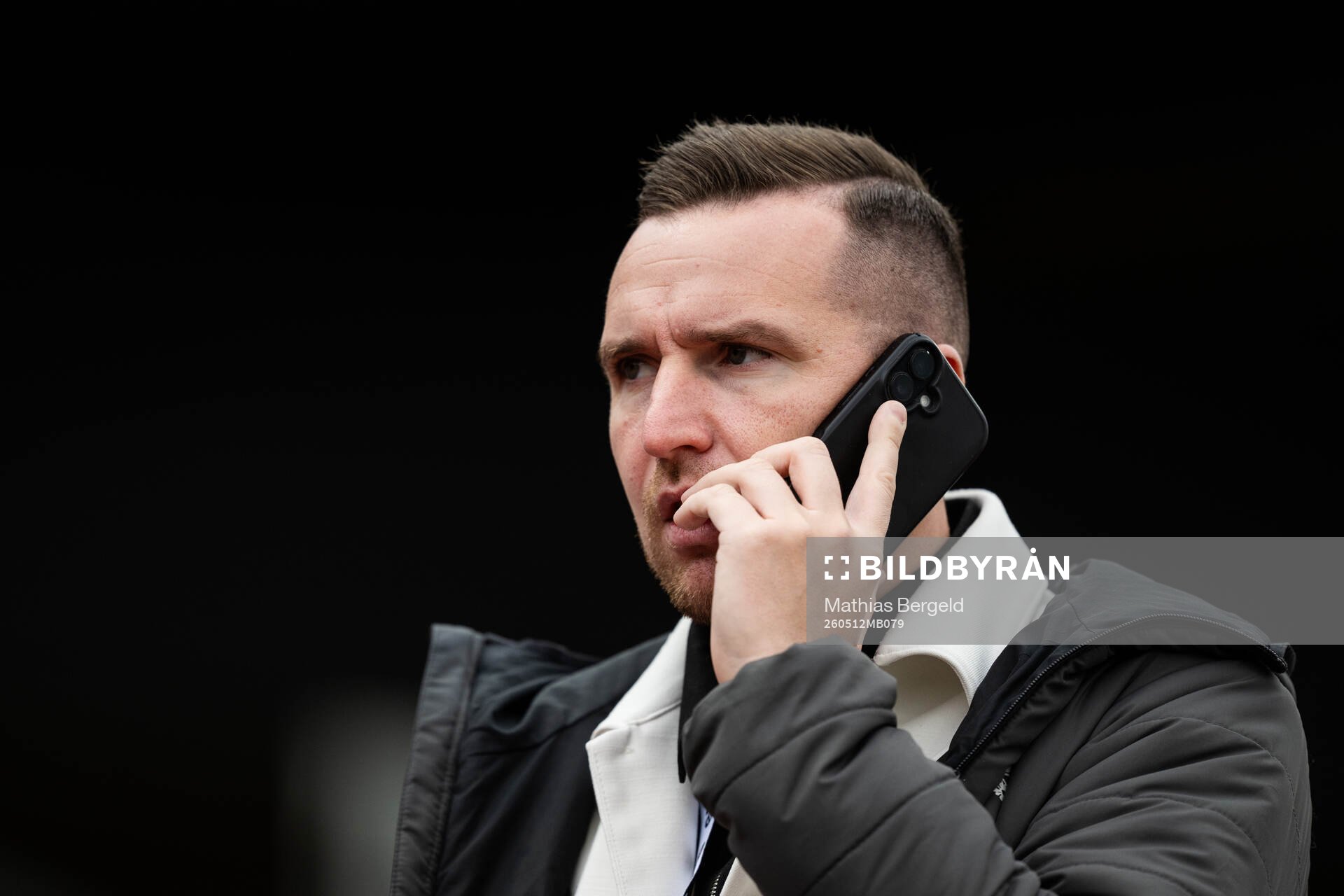 Örebros sportchef Enes Ahmetovic pratar i telefon