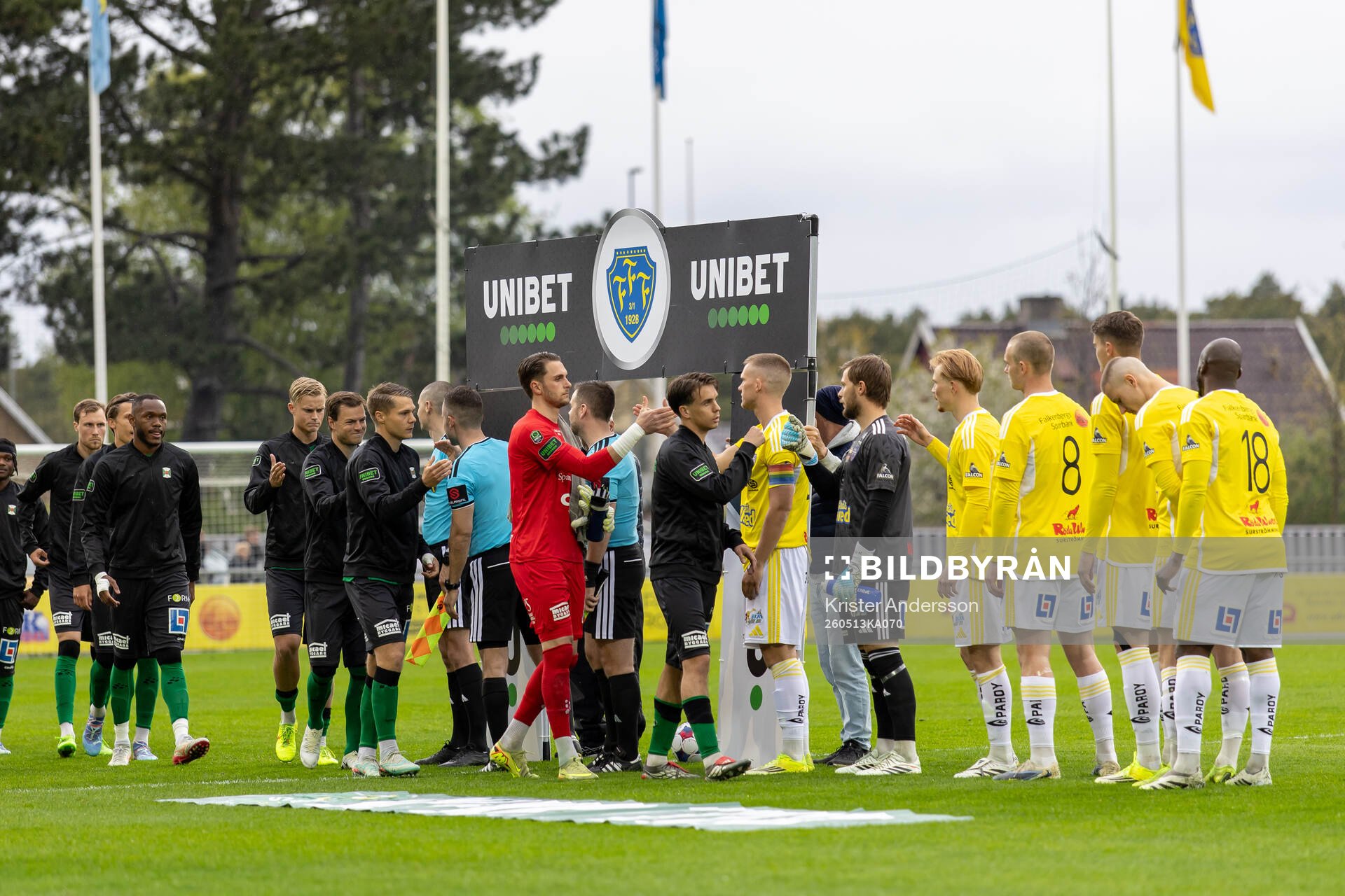Spelarna hälsar
