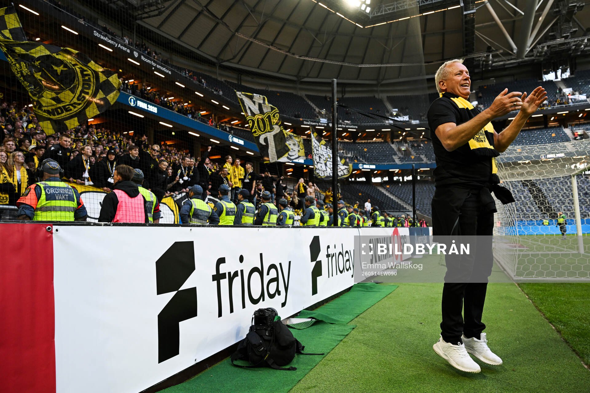 Mjällbys sportchef Hasse Larsson jublar