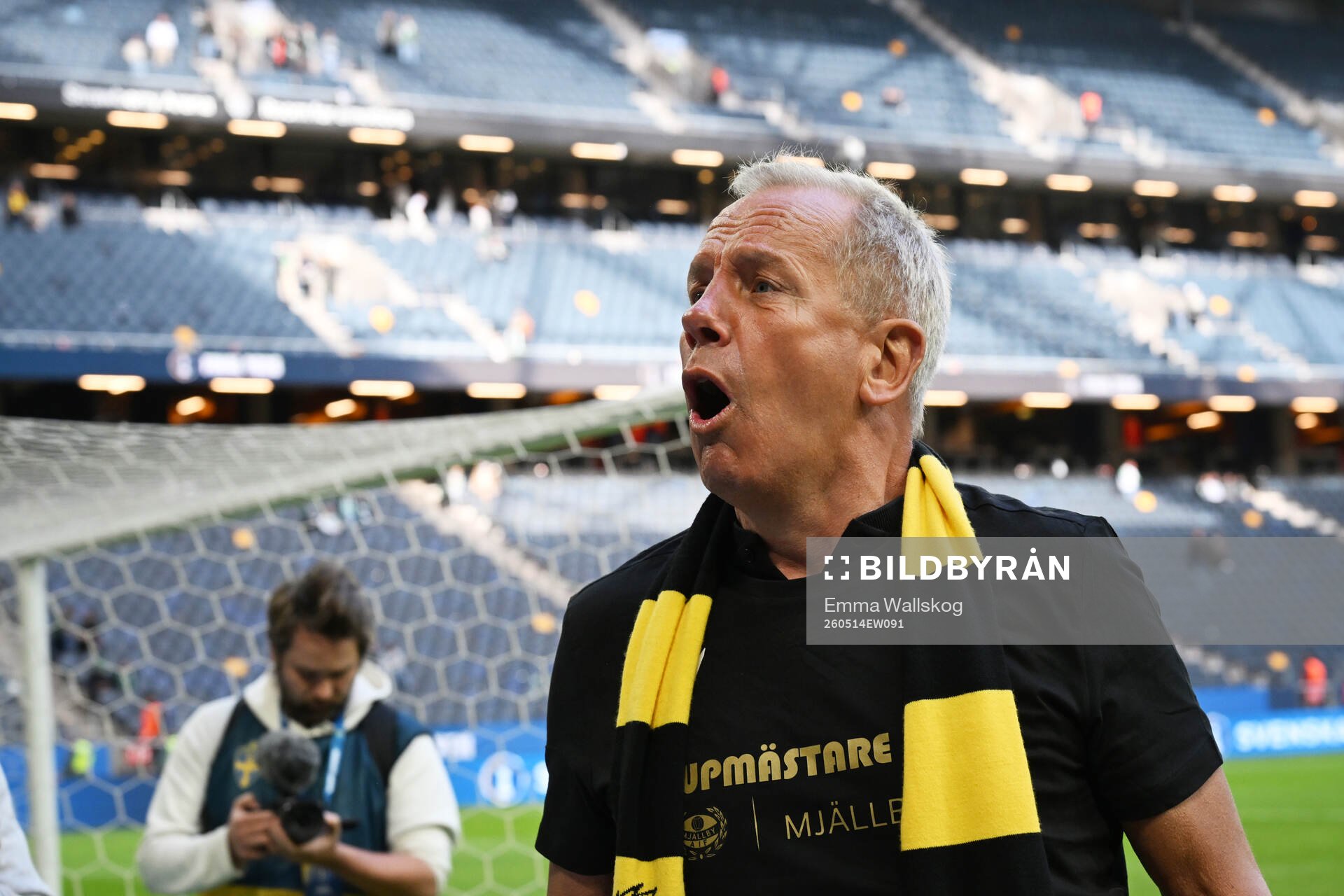 Mjällbys sportchef Hasse Larsson jublar
