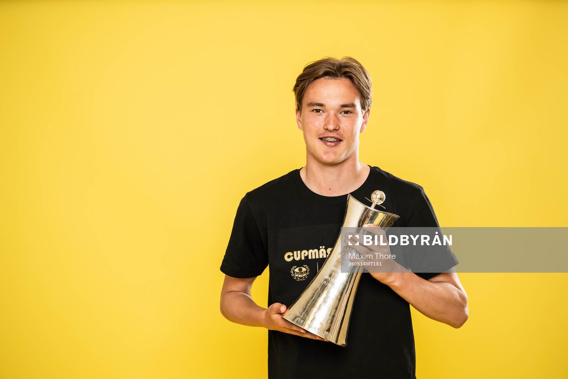 Mjällbys Olle Lindberg jublar med pokalen
