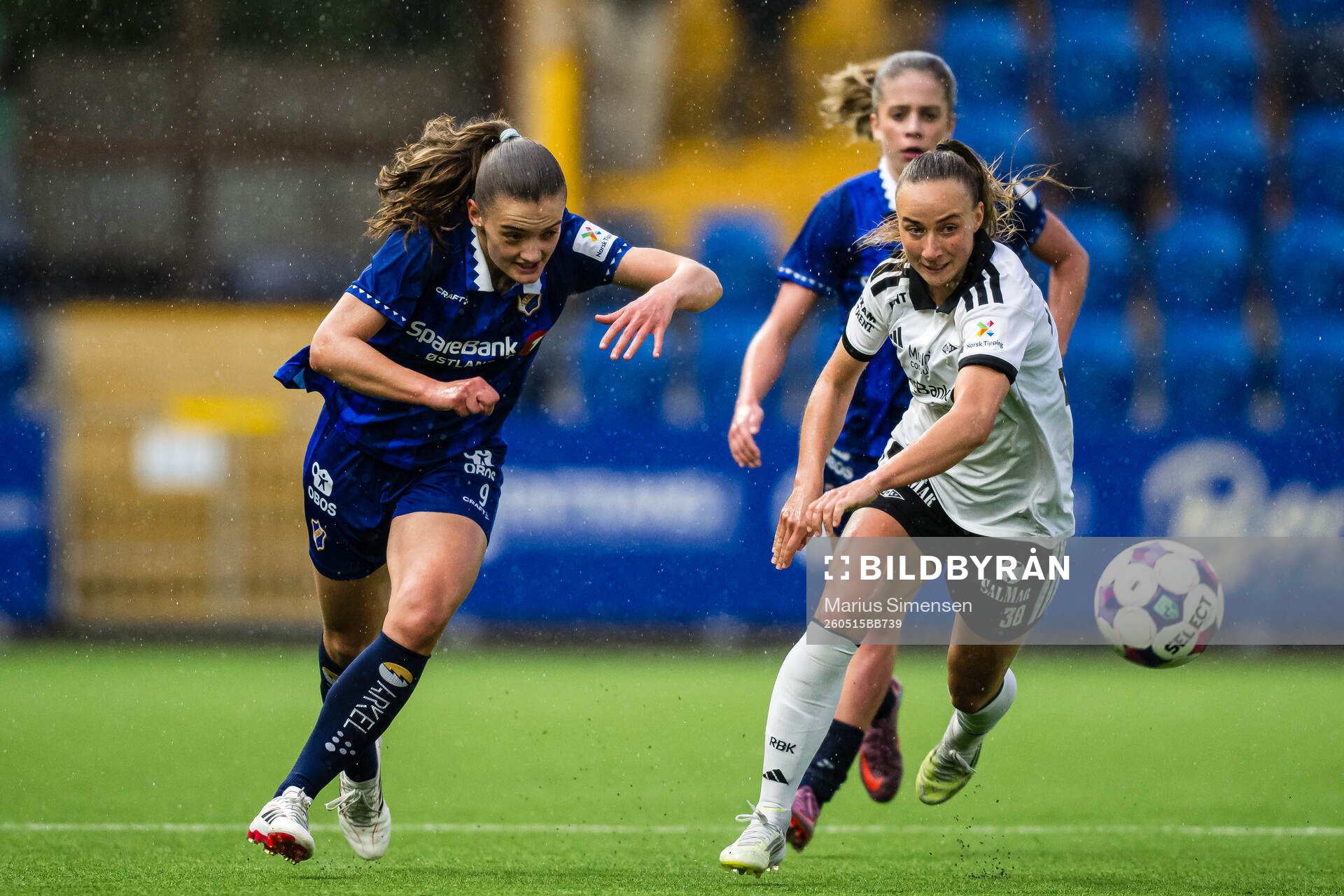 Guro Hammer Røn of Stabæk and Milena Kokosz of Rosenborg