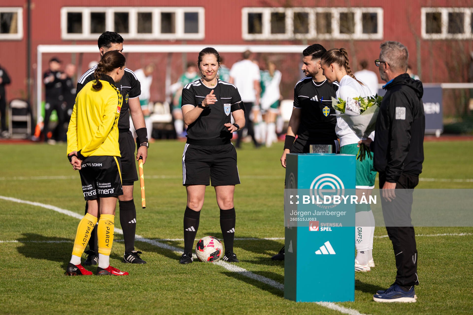 Domare Ulrica Löv fotbollsmatchen i Elitettan mellan
