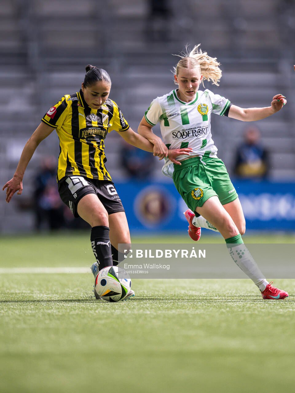 e260516 Häckens Nesrin Akgun och Hammarbys Emilie Joramo