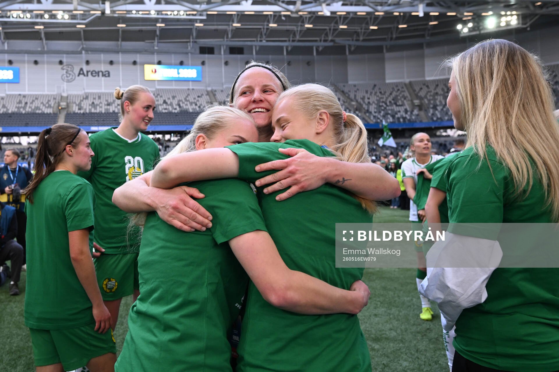 Hammarbys Madison Pogarch jublar med lagkamrater