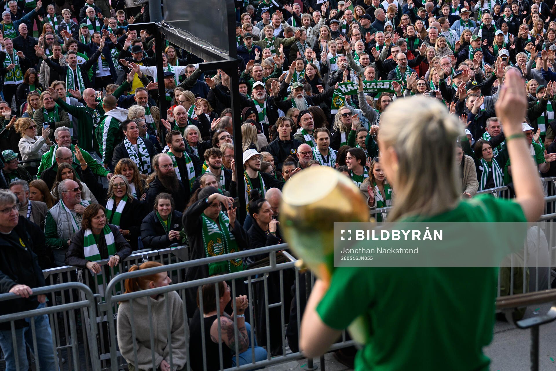 Hammarbys Alice Carlsson framför supportrar