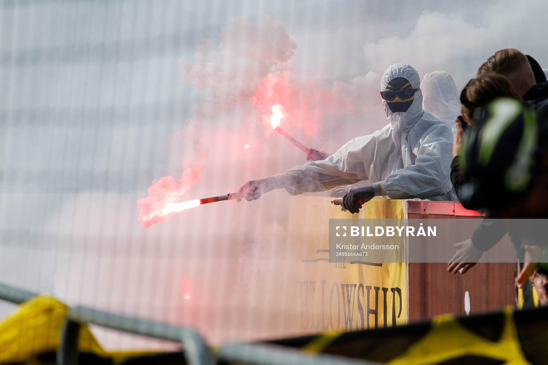 Elfsborgs supportrar med bengaler