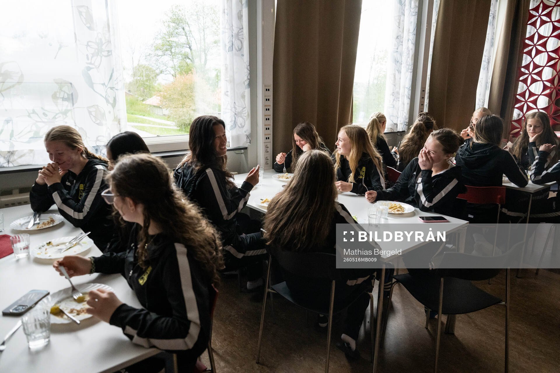 Flickor från Västergötlands distrikt äter lunch