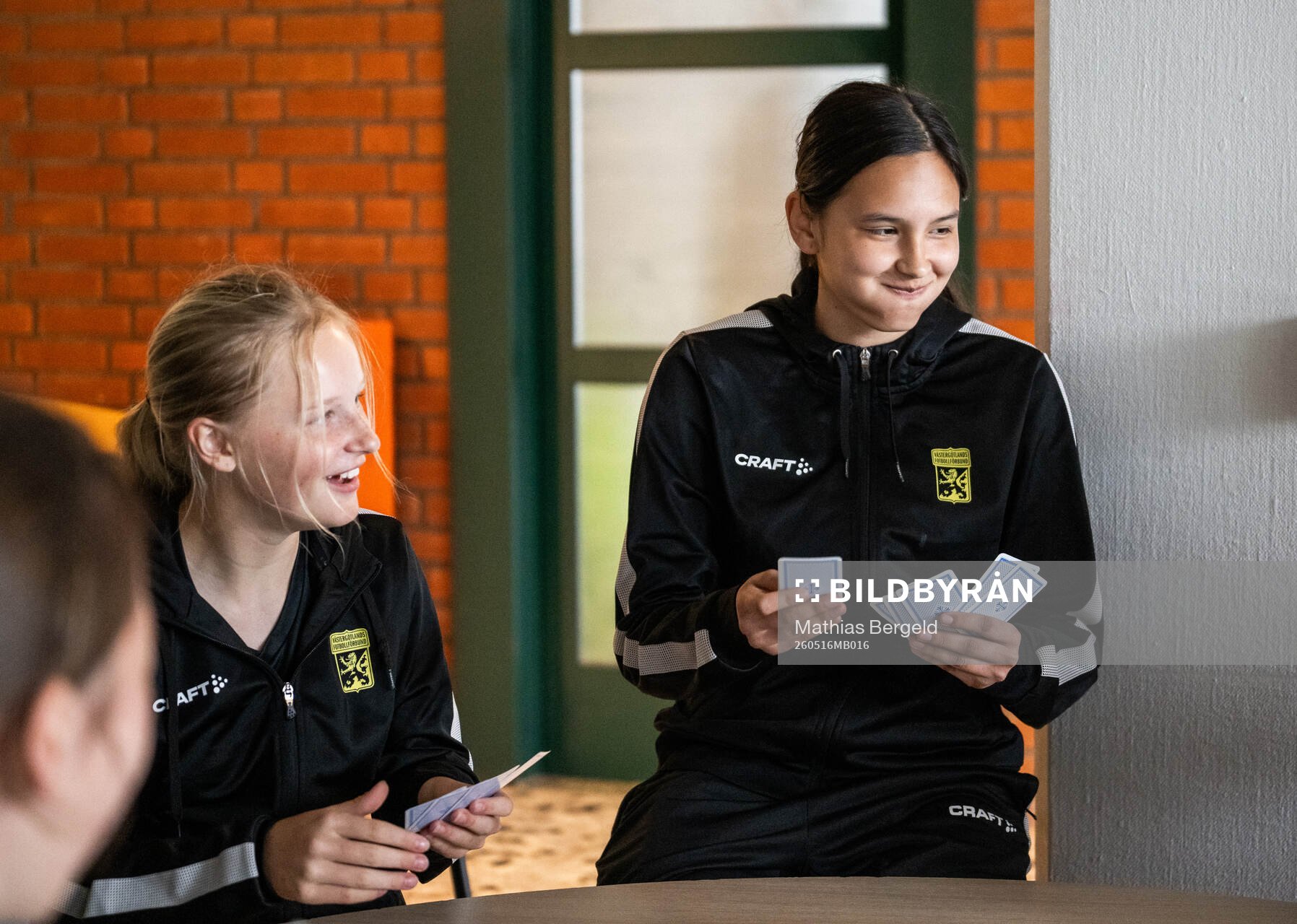 Flickor från Västergötlands distrikt spelar kort