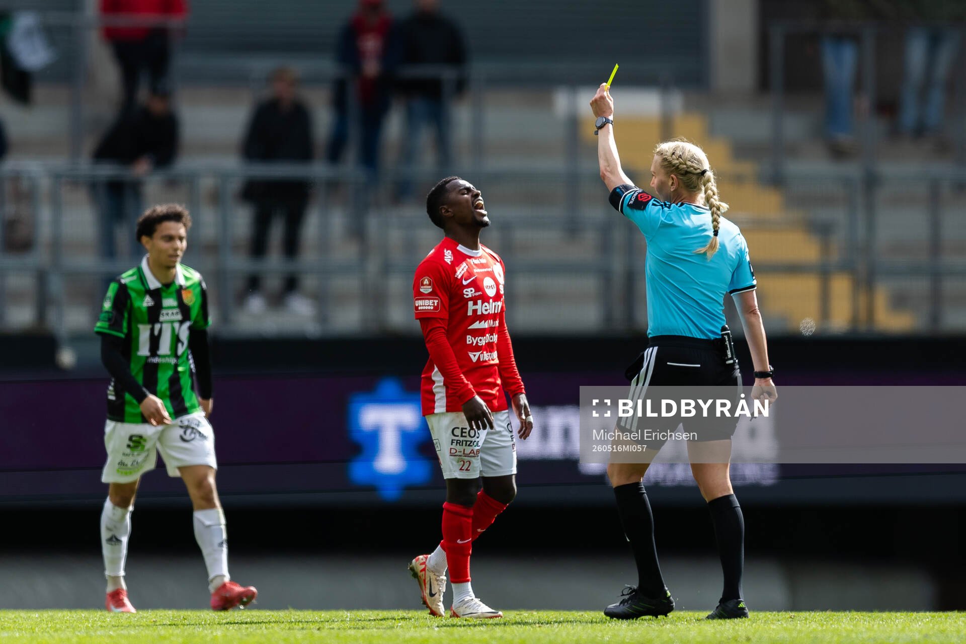 Degerfors Nahom Netabay får en varning av domare Tess