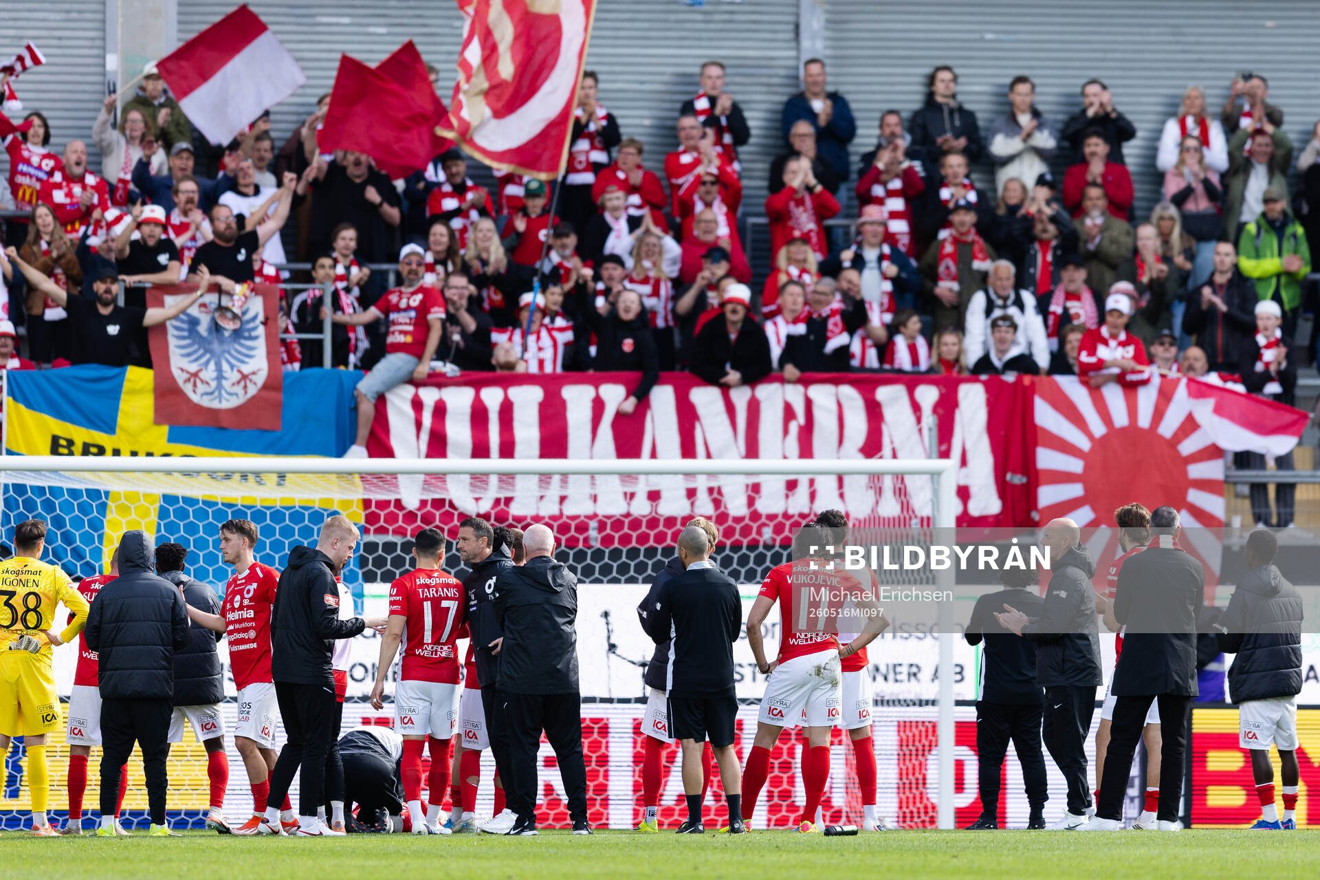 Degerfors spelare tackar sina supportrar