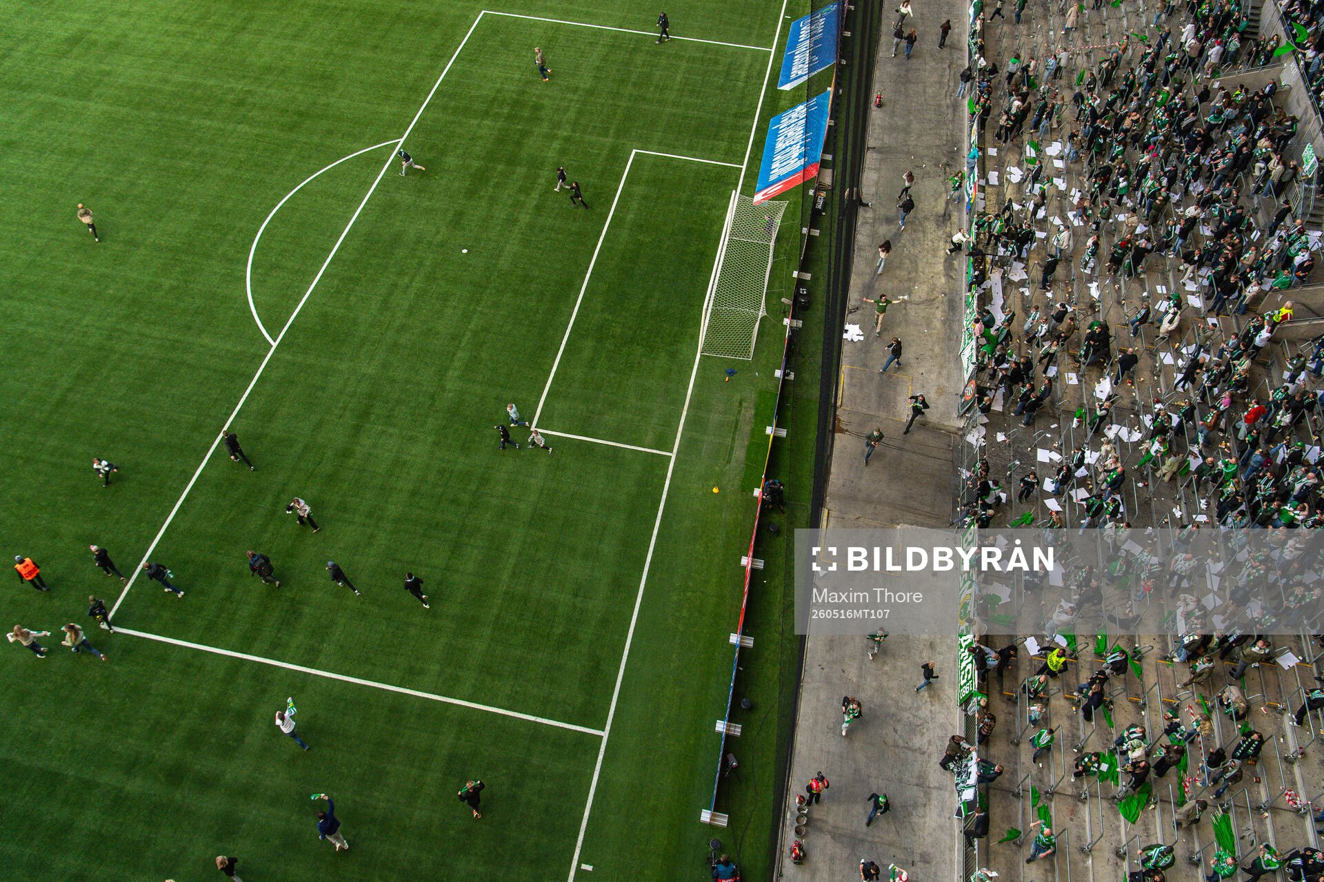 Hammarbys supportar stormar planen
