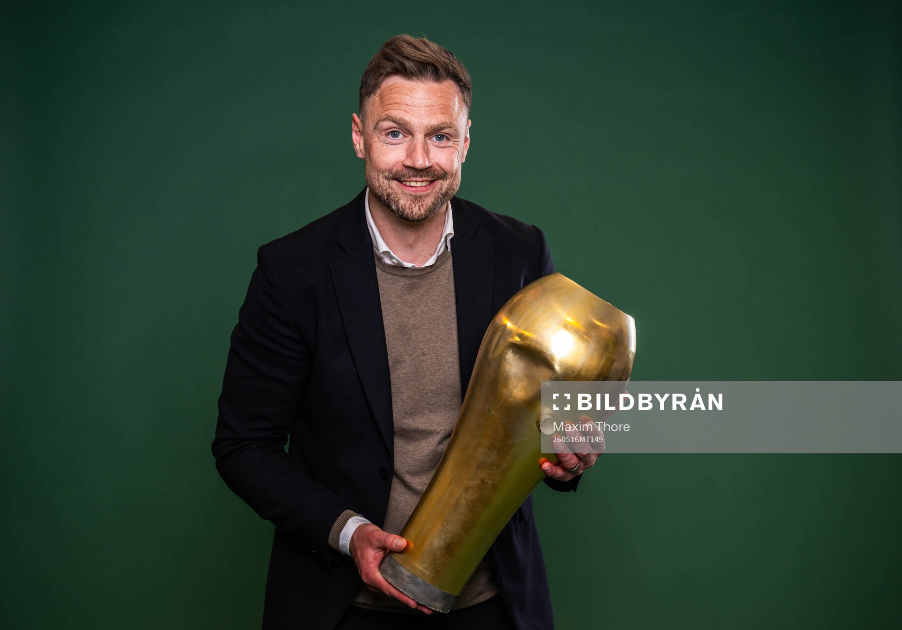 Hammarbys sportchef Arnór Smárason jublar med pokalen