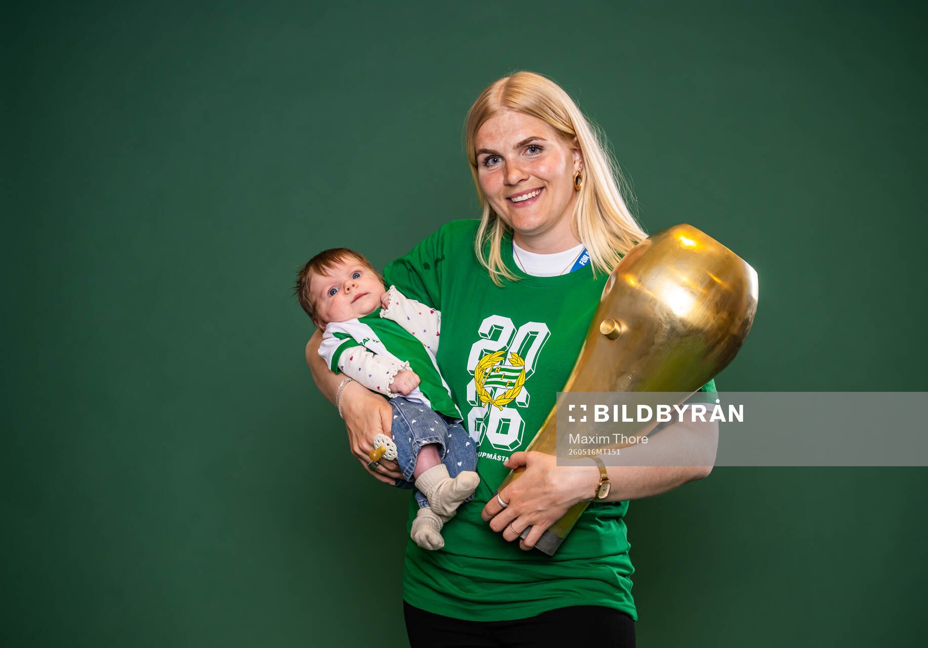 Hammarbys målvakt Emma Holmgren jublar med pokalen och sin