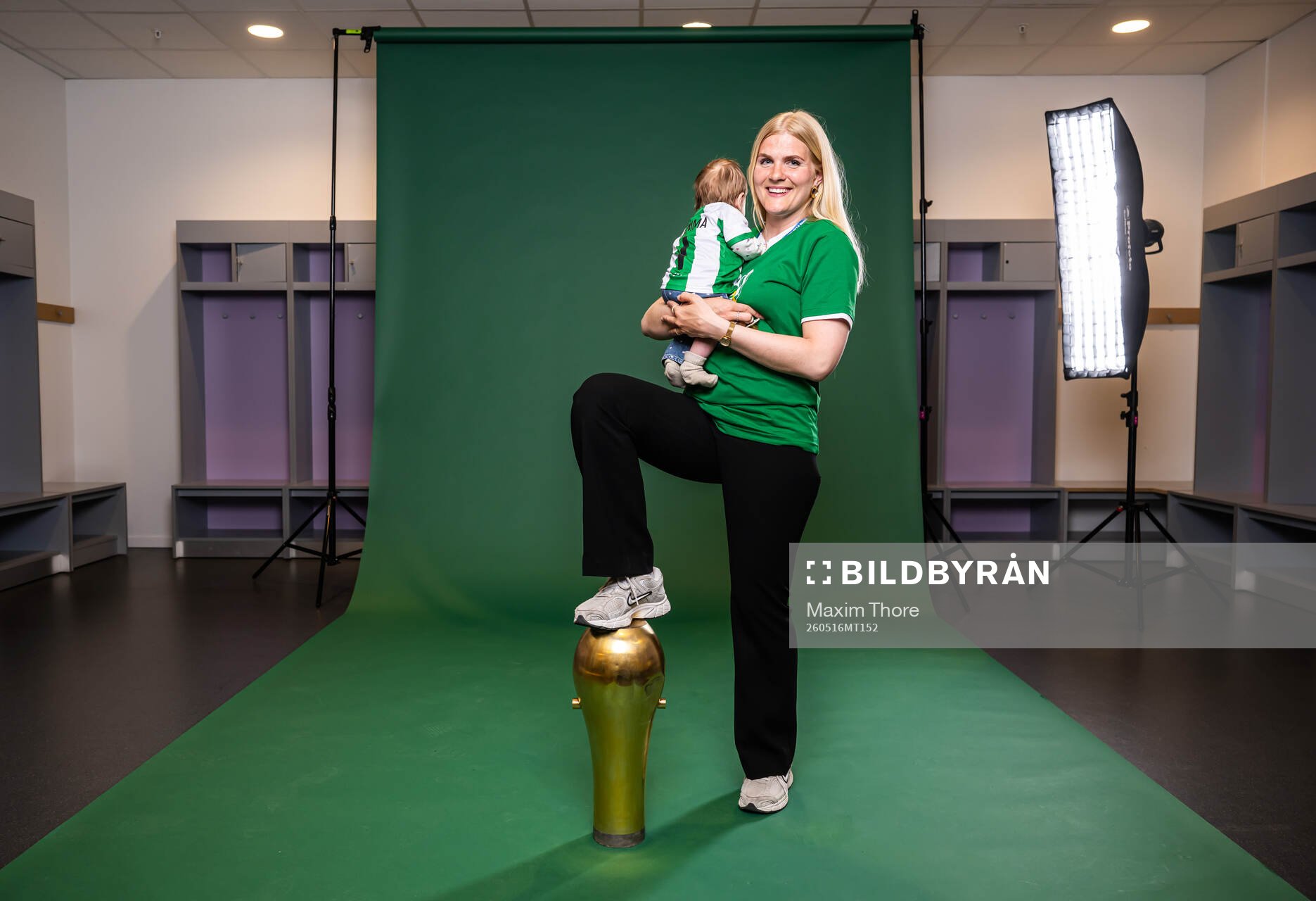 Hammarbys målvakt Emma Holmgren jublar med pokalen och sin