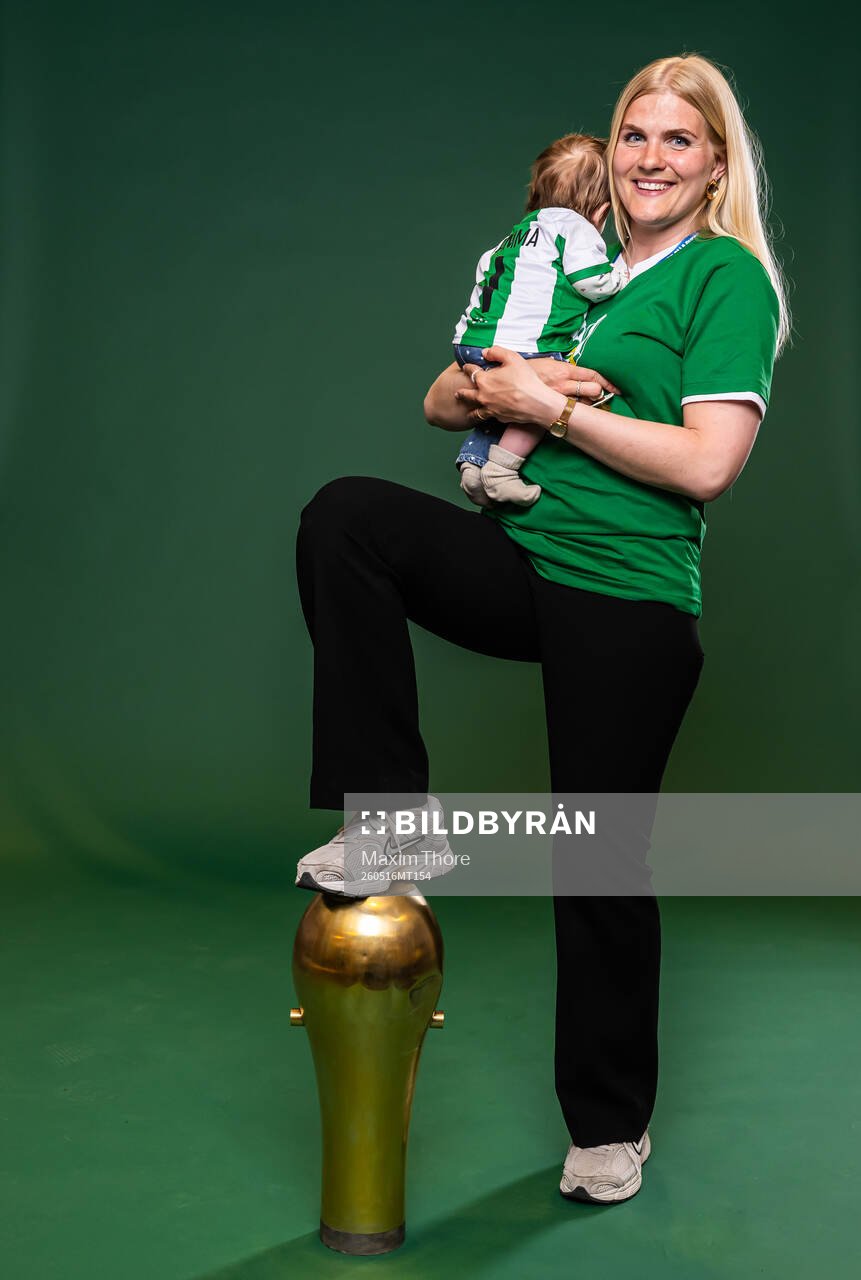 Hammarbys målvakt Emma Holmgren jublar med pokalen och sin