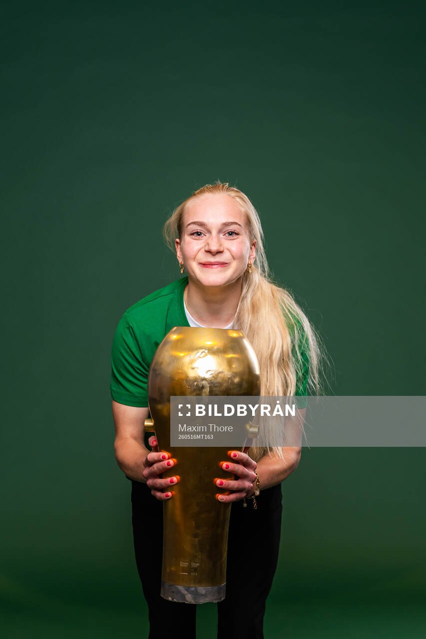 Hammarbys Doris Petz jublar med pokalen