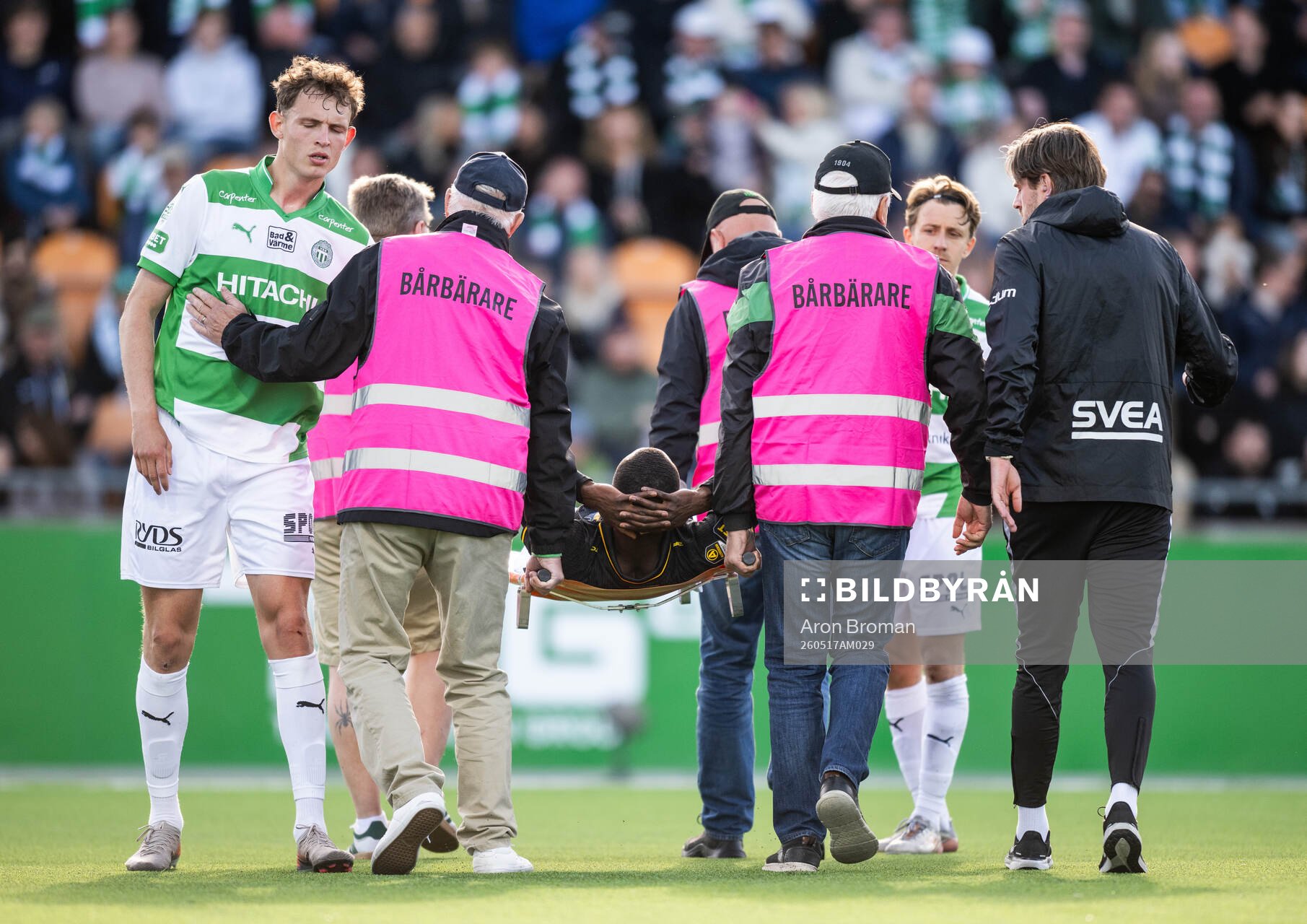AIKs Ibrahim Cisse lämnar plan på bår