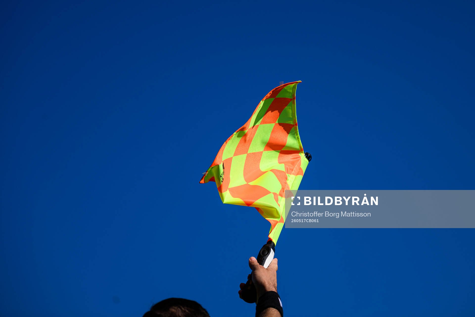 Linjedomare med flagga för offside