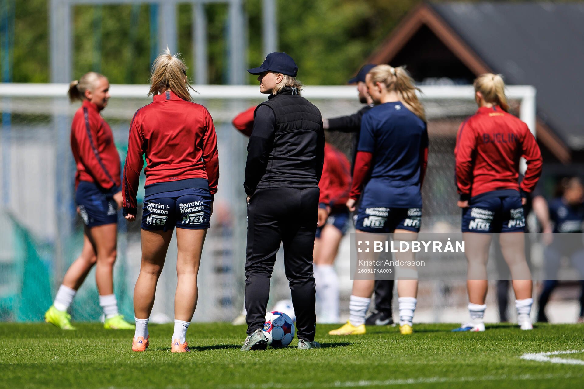 Örgrytes tränare Moa Pettersson med laget