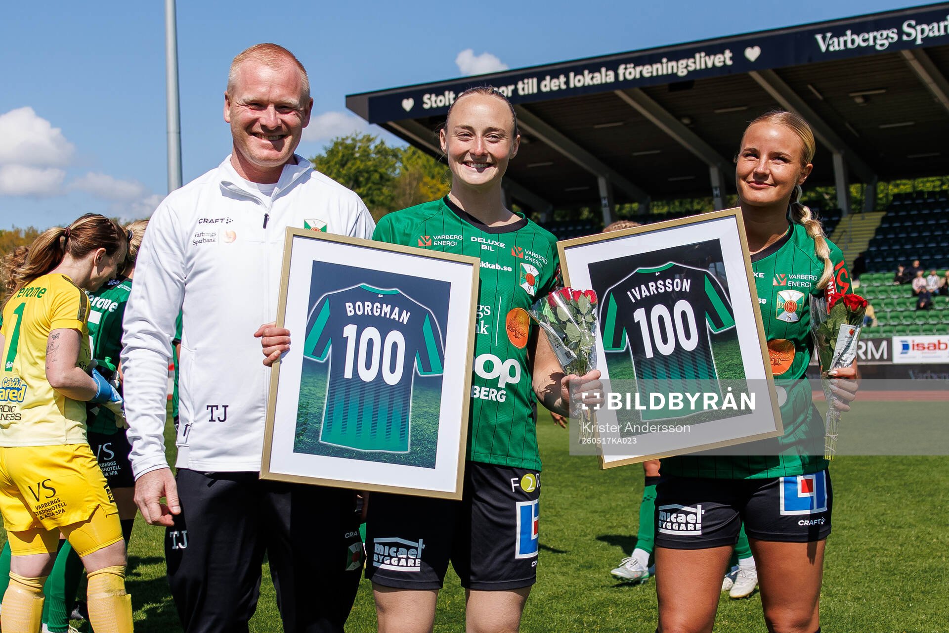 Varbergs Lilly Borgman och Moa Ivarsson gratuleras till 100