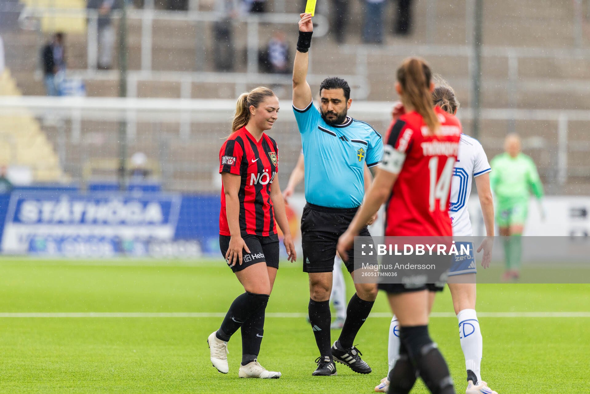 Domare Paul Shamoun delar ut ett gult kort till