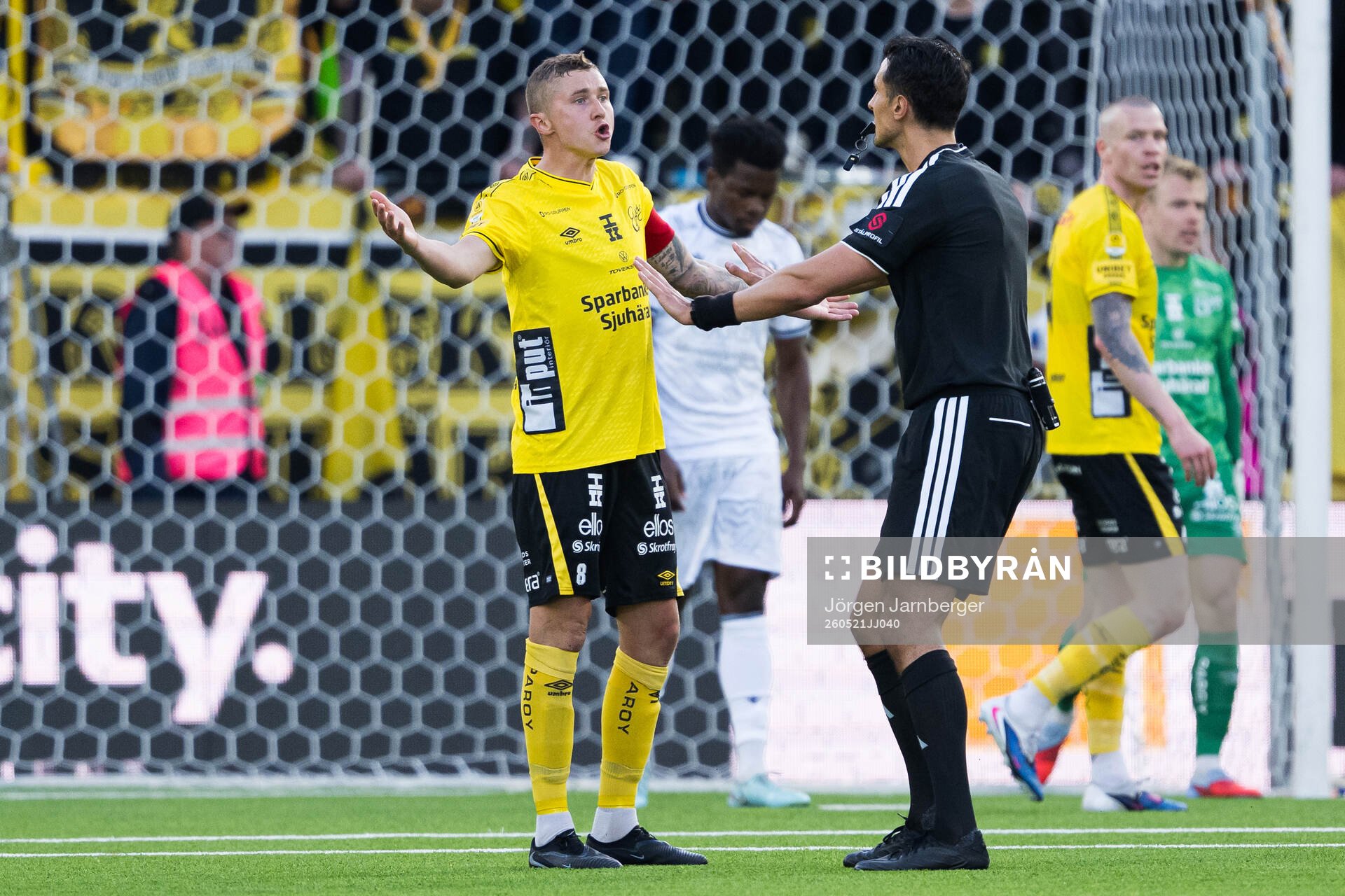 Elfsborgs Sebastian Holmén och Domare Adi Aganovic